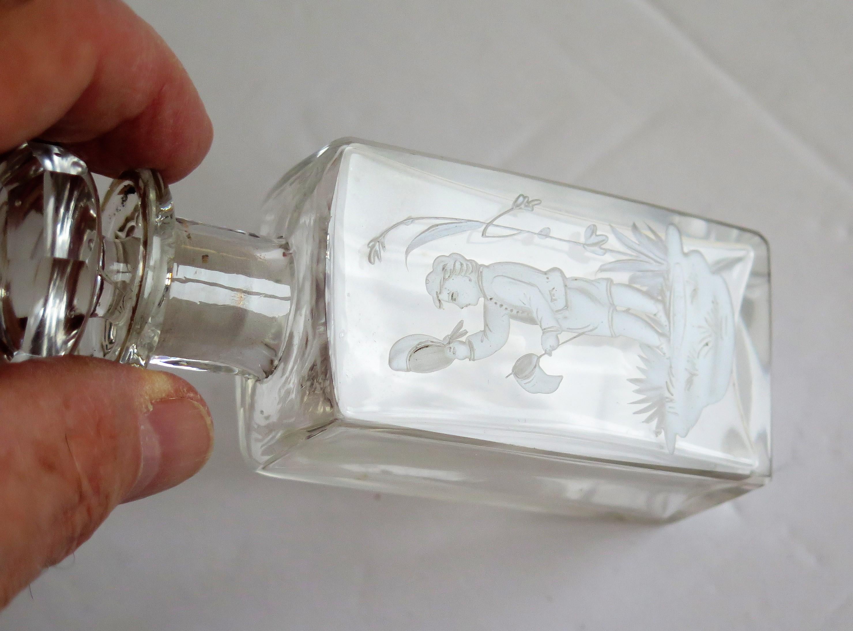 Bouteille de parfum en verre avec garçon émaillé blanc Mary Gregory, vers 1900 en vente 5