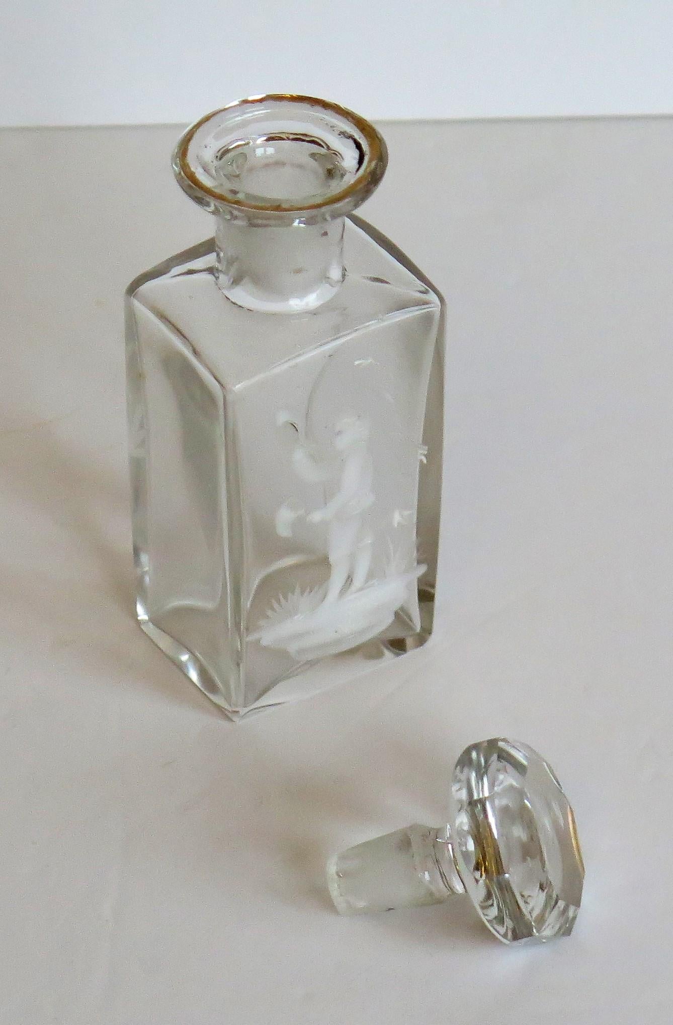 Victorien Bouteille de parfum en verre avec garçon émaillé blanc Mary Gregory, vers 1900 en vente