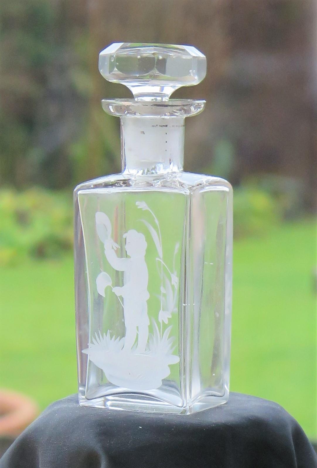 Émaillé Bouteille de parfum en verre avec garçon émaillé blanc Mary Gregory, vers 1900 en vente