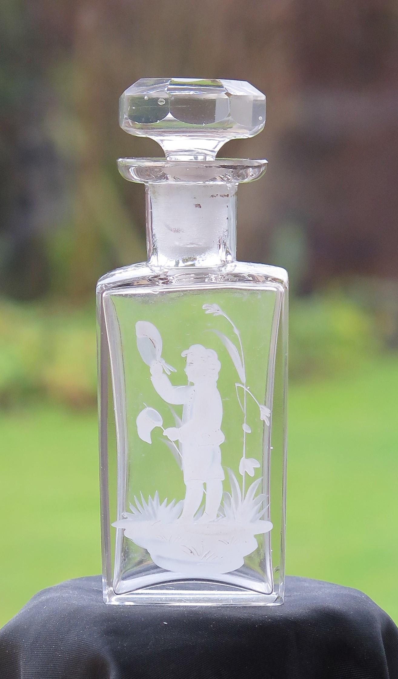 Verre Bouteille de parfum en verre avec garçon émaillé blanc Mary Gregory, vers 1900 en vente