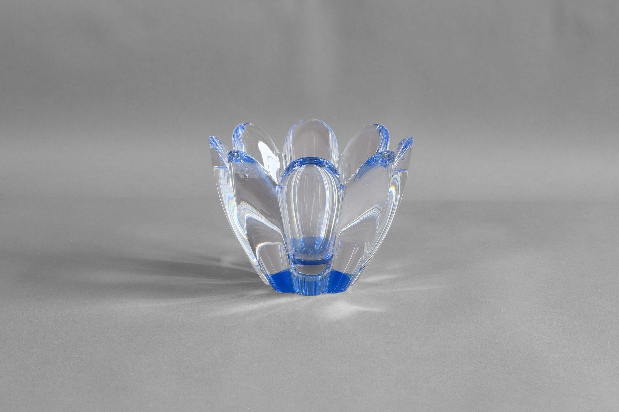 Vaso in vetro con design a petali di Orrefors con tonalità blu, firmato.

Svezia, circa 1980.

H. H. 13cm x L. 17cm x P. 17cm