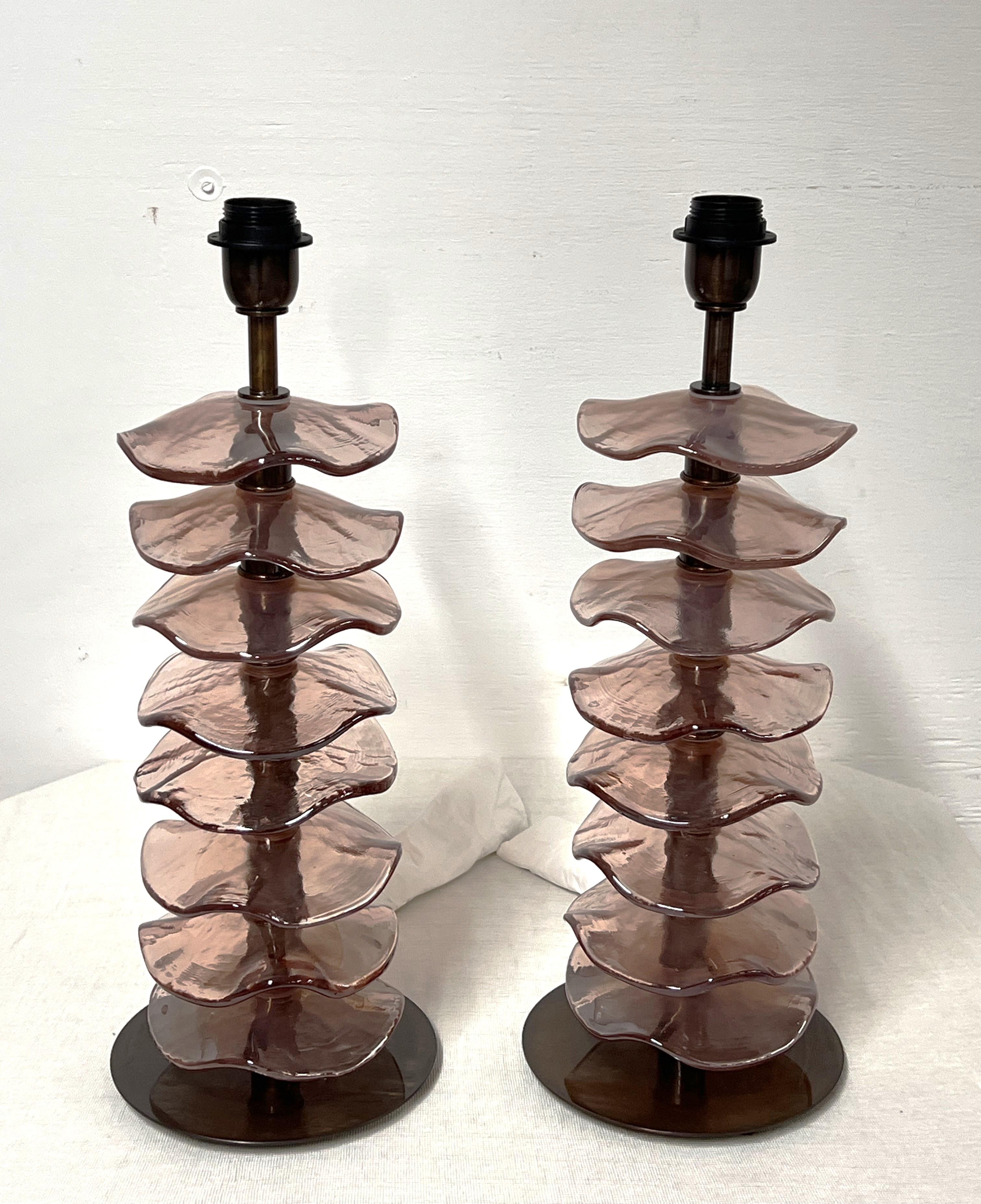 Lampade da tavolo a petali rosa in vetro di Murano di Alberto Dona. Realizzato a mano a Murano, in Italia.

Queste lampade hanno un design unico ed elegante a petali di fiori impilati. 

Wired per gli Stati Uniti
Non certificato UL 