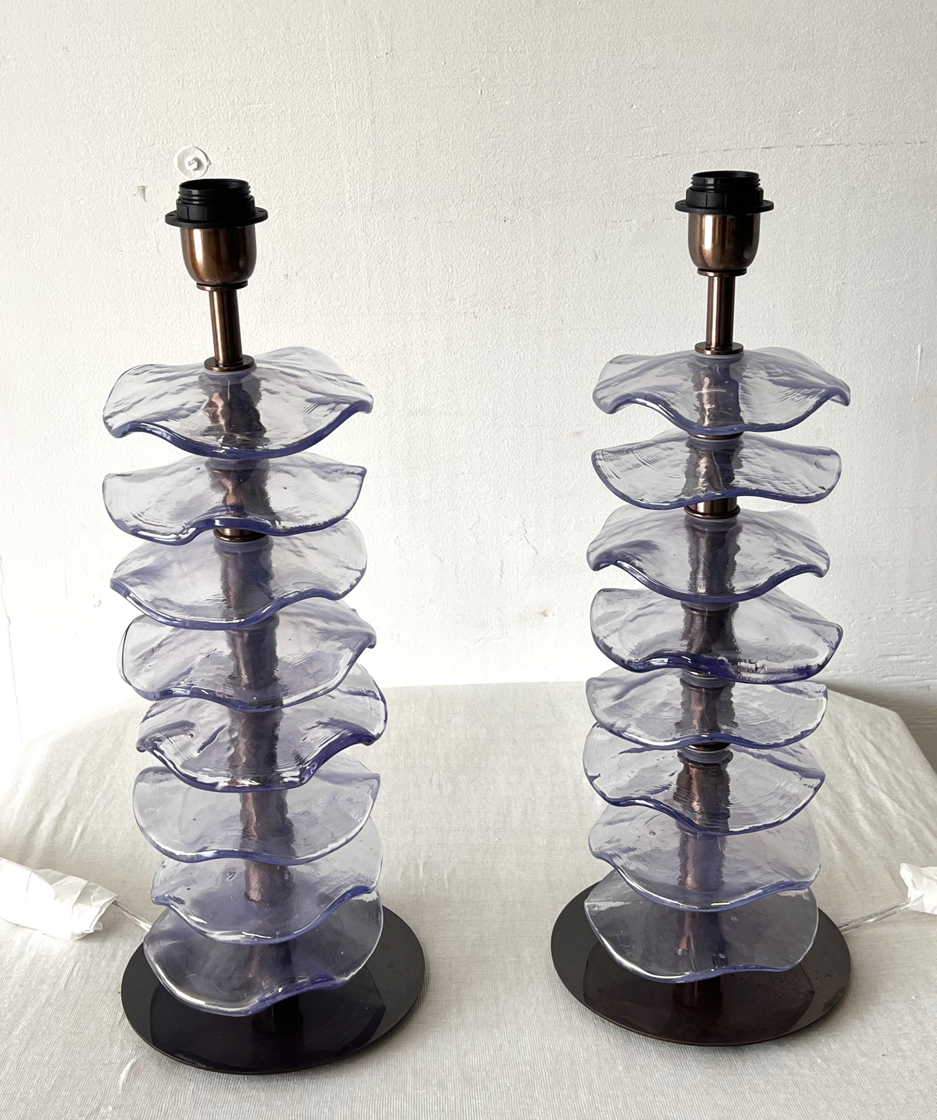 Lampade da tavolo a petali viola in vetro di Murano di Alberto Dona. Realizzato a mano a Murano, in Italia.

Queste lampade hanno un design unico ed elegante a petali di fiori impilati. 

Wired per gli Stati Uniti
Non certificato UL 
