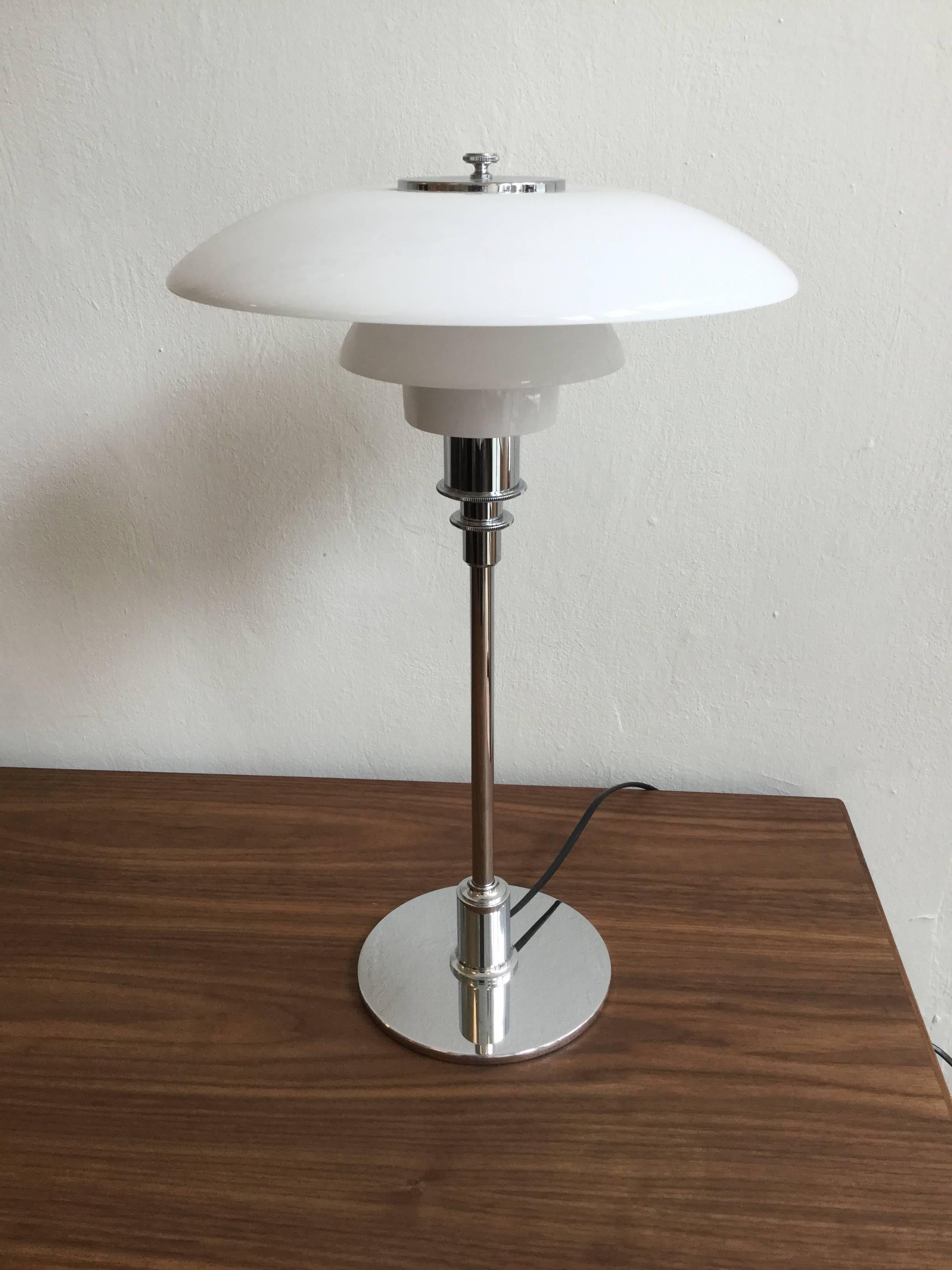 Poul Henningsen PH 3/2 Glas Shades Table Lamp by Louis Poulsen, Denmark In Excellent Condition In Utrecht, NL