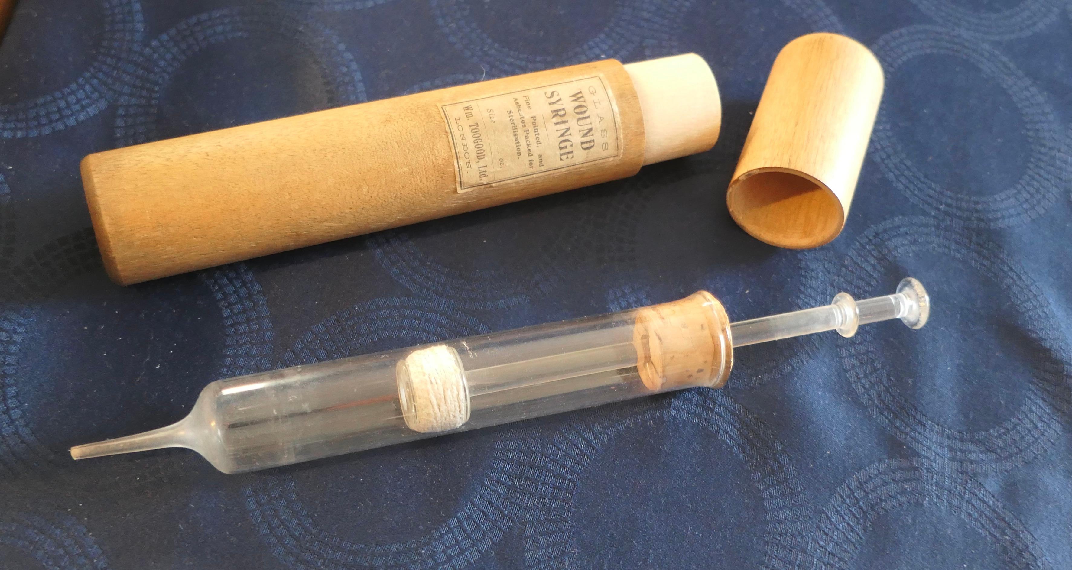 Glass Pharmacy Wound Syringe in Beech Case by Wm Toogood Ltd    In Good Condition For Sale In Chillerton, Isle of Wight