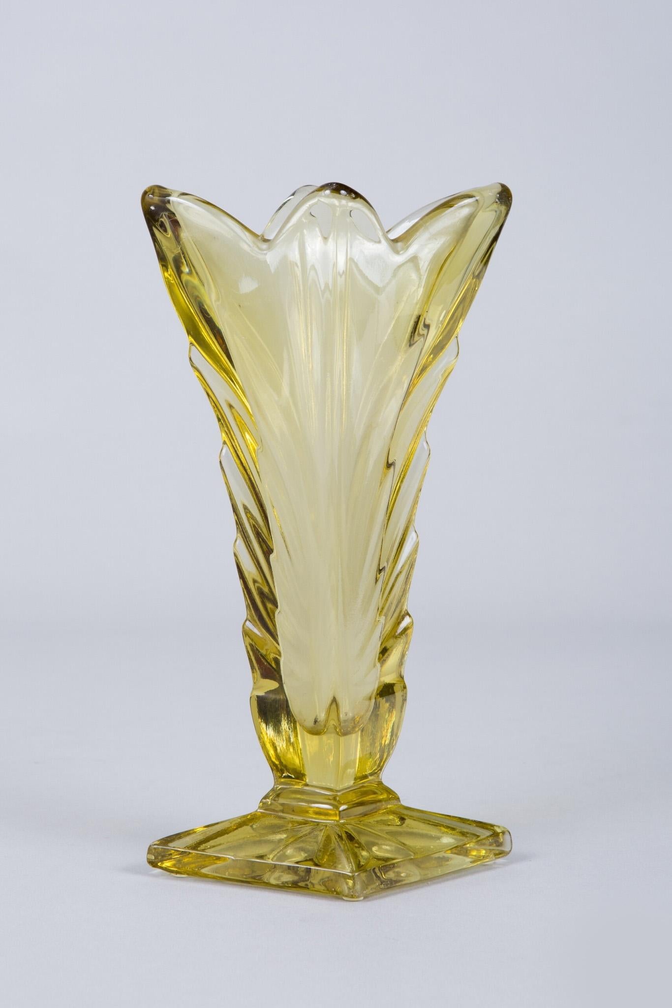 Vasen aus rosa, gelbem und orangefarbenem Glas, hergestellt in Böhmen, Originalzustand, Art déco im Angebot 1