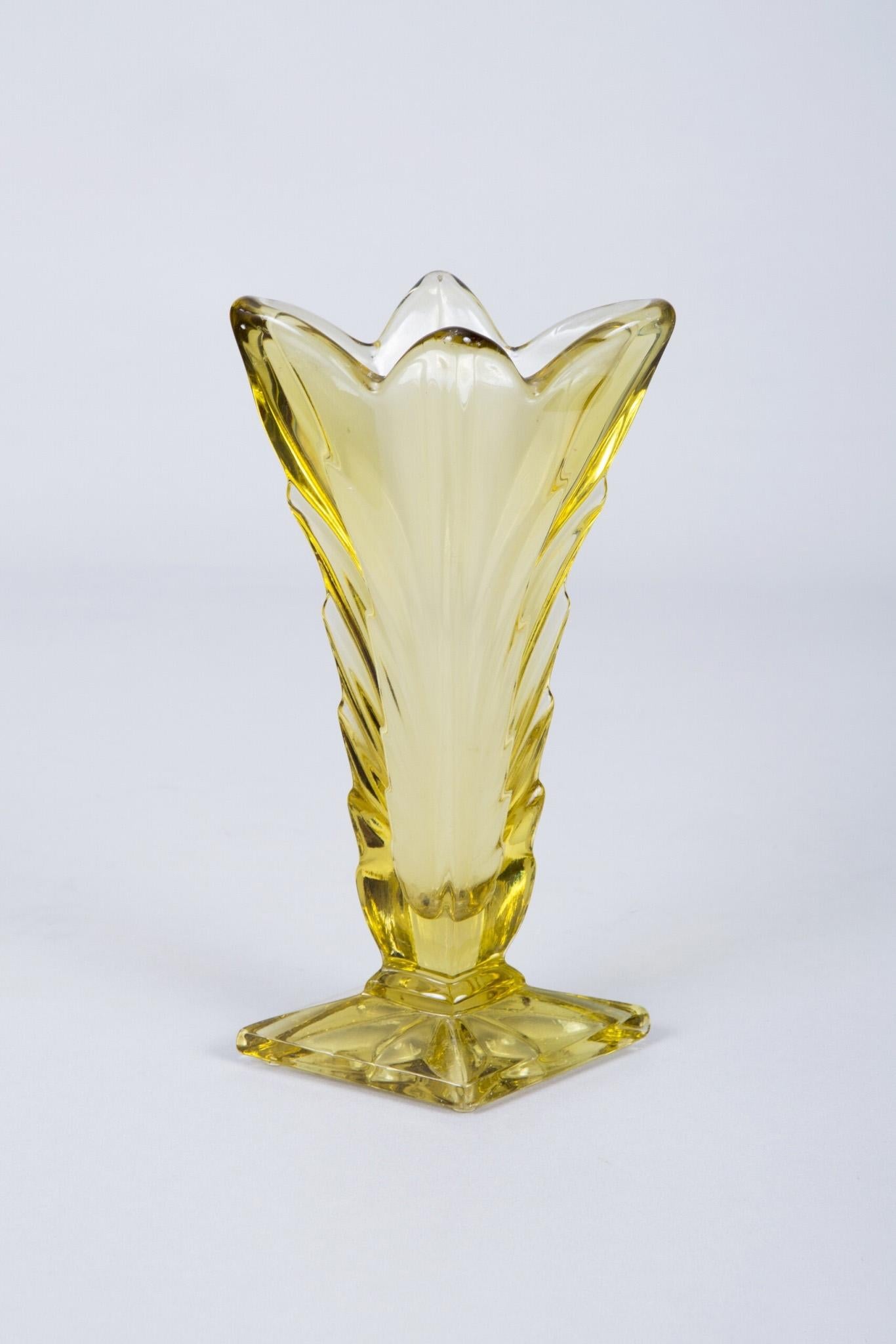 Vasen aus rosa, gelbem und orangefarbenem Glas, hergestellt in Böhmen, Originalzustand, Art déco im Angebot 2