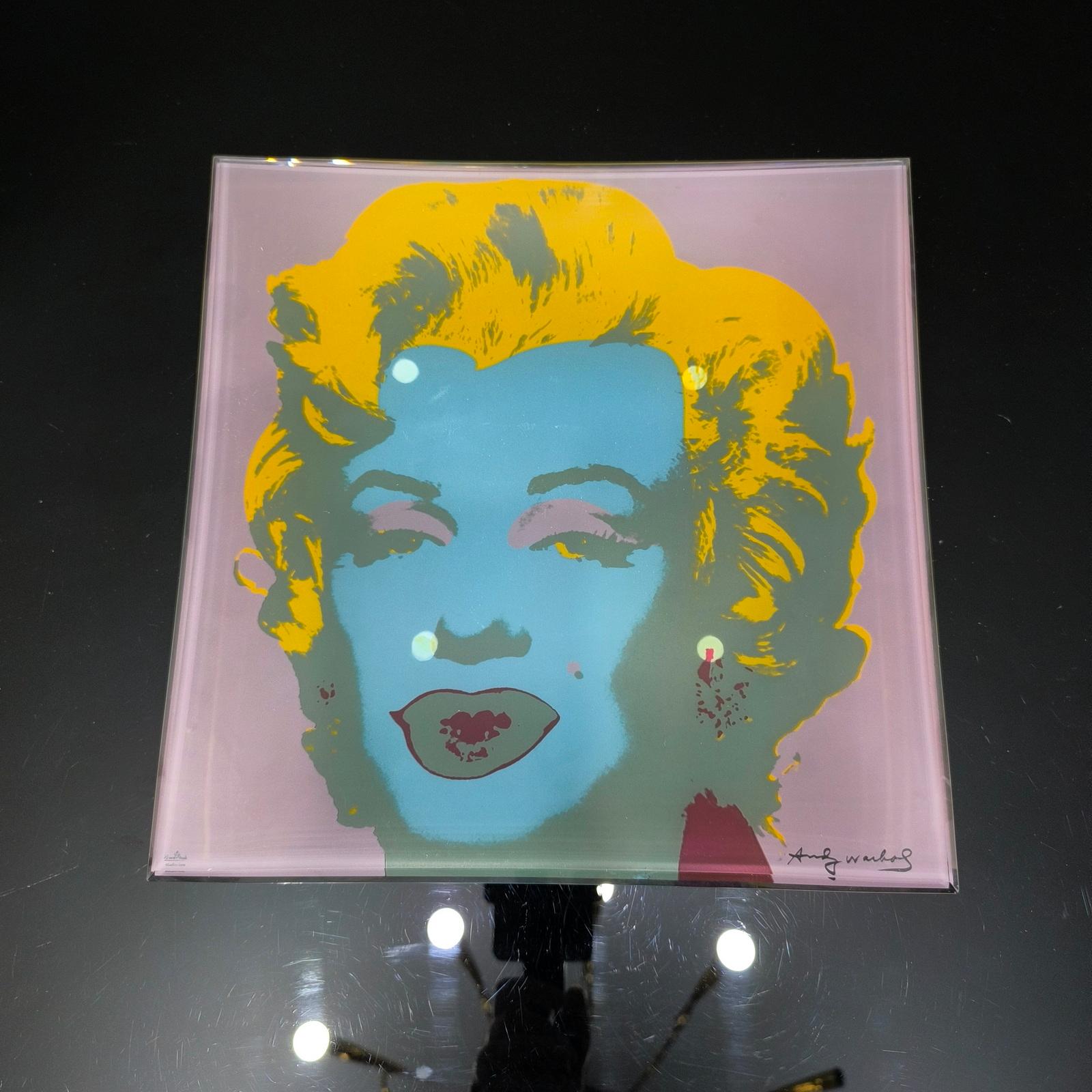 Andy Warhol, Marilyn Monroe, Piatto Rosenthal Studio Line Limited Edition. 
Questo vassoio in vetro è sia un pratico accessorio che un accattivante pezzo d'arte contemporanea. Di forma squadrata, il vassoio ha linee pulite e un profilo elegante che