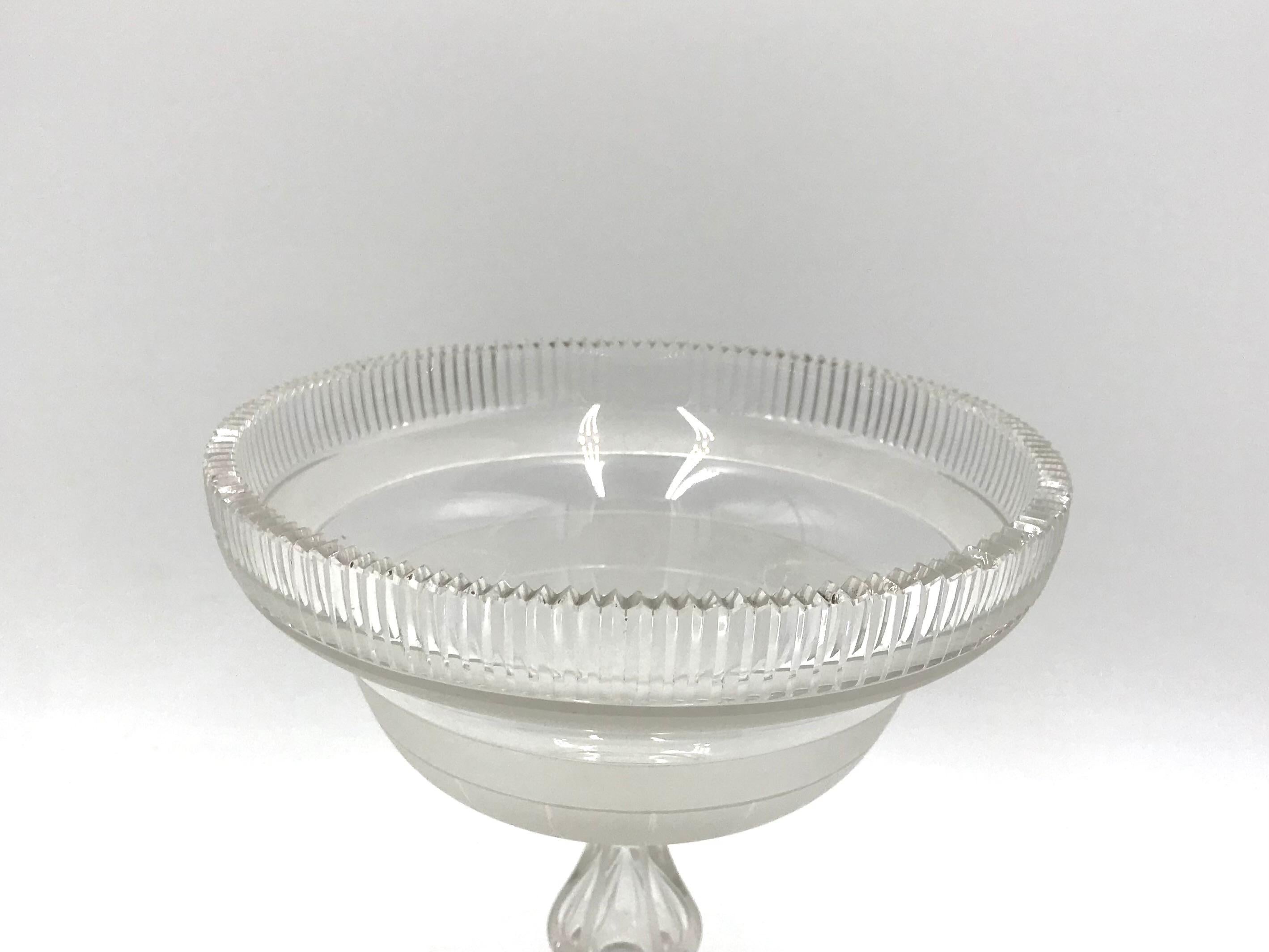 Plat transparent pour les bonbons ou les fruits. 
Fabriquée en verre. 
Produit en Pologne dans les années 1960. 
Excellent état. 
Dimensions : Hauteur : 18 cm Diamètre : 17 cm.