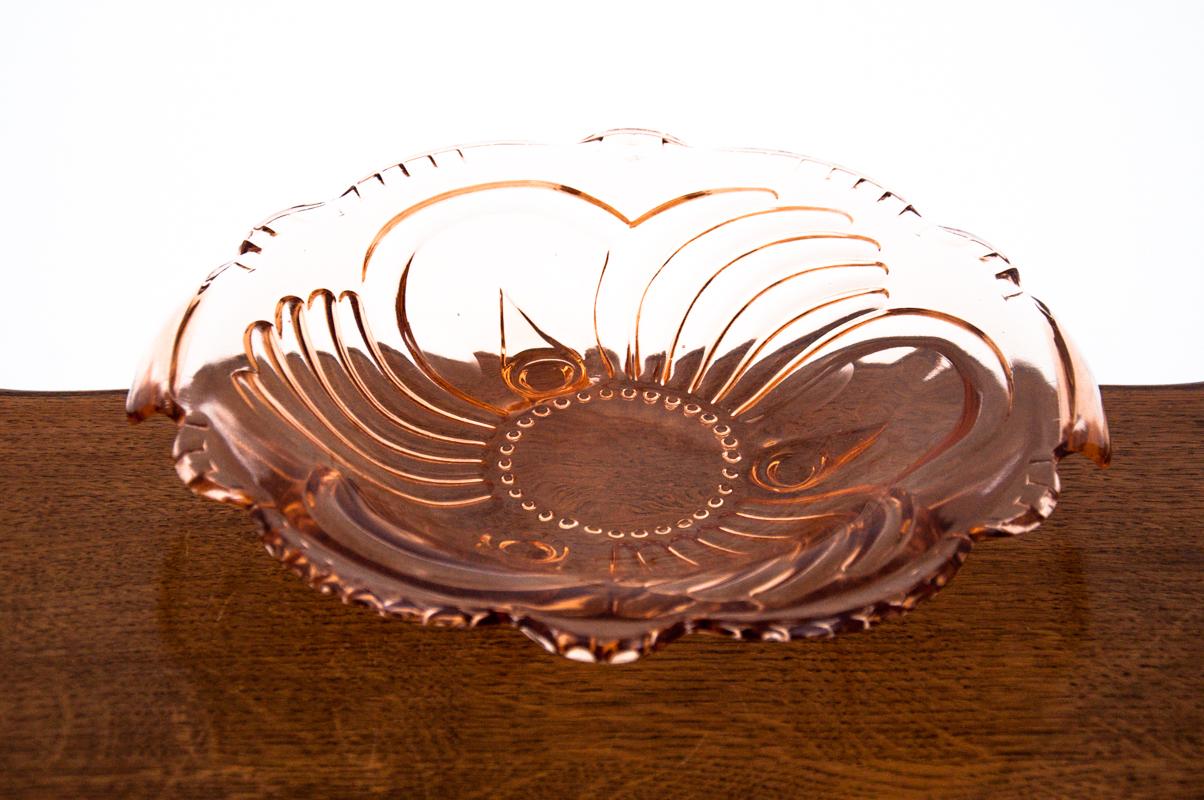 Salmon-colored glass platter

Made in Poland in the 1960s

Very good condition

height 8cm, diameter 29cm.