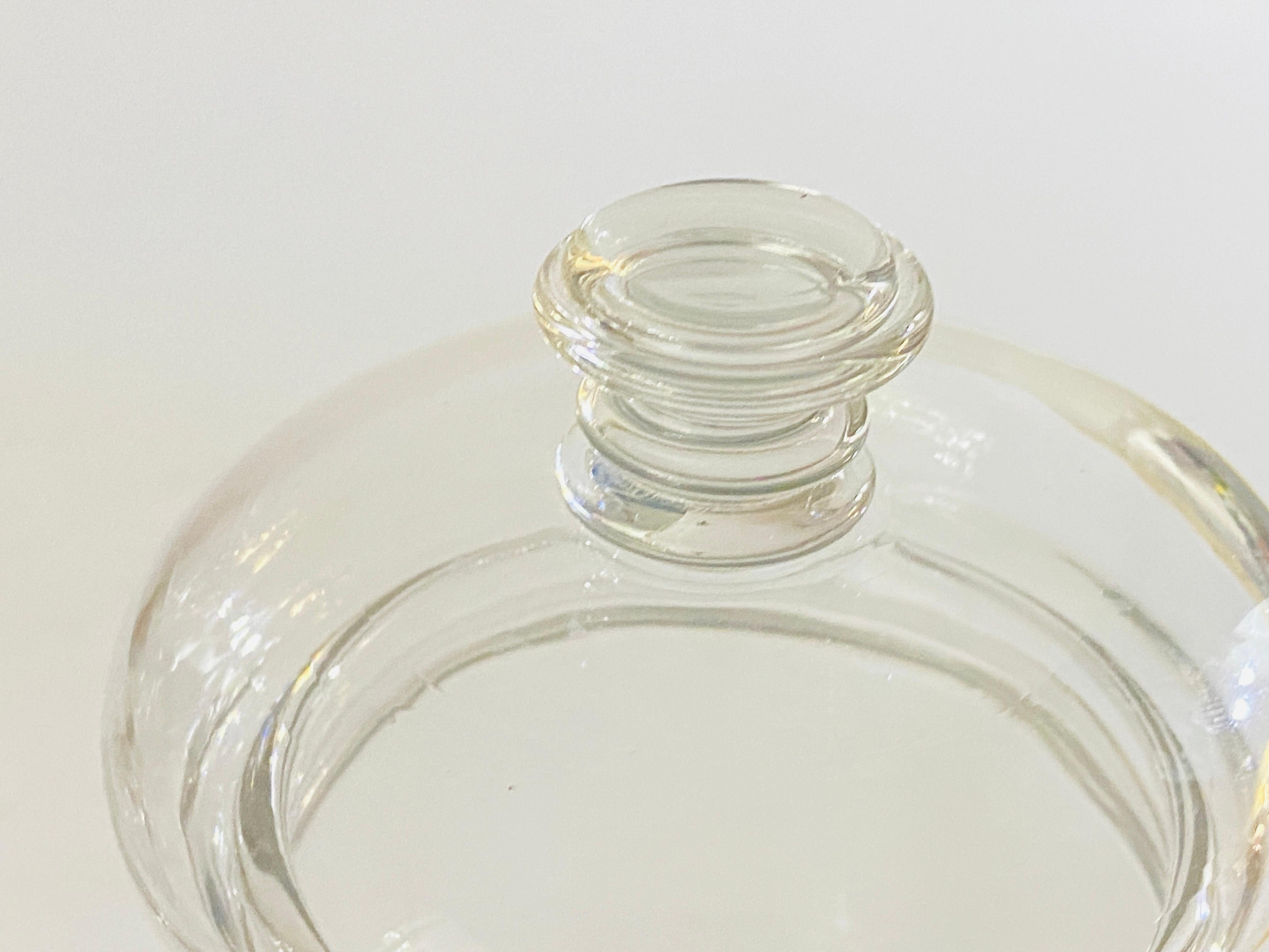 Glastopf mit Deckelschachtel oder Flasche, transparente Farbe, Frankreich um 1960 (Mitte des 20. Jahrhunderts) im Angebot