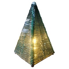 Skulpturale Pyramiden-Tischlampe aus Glas, Frankreich, 1970er Jahre