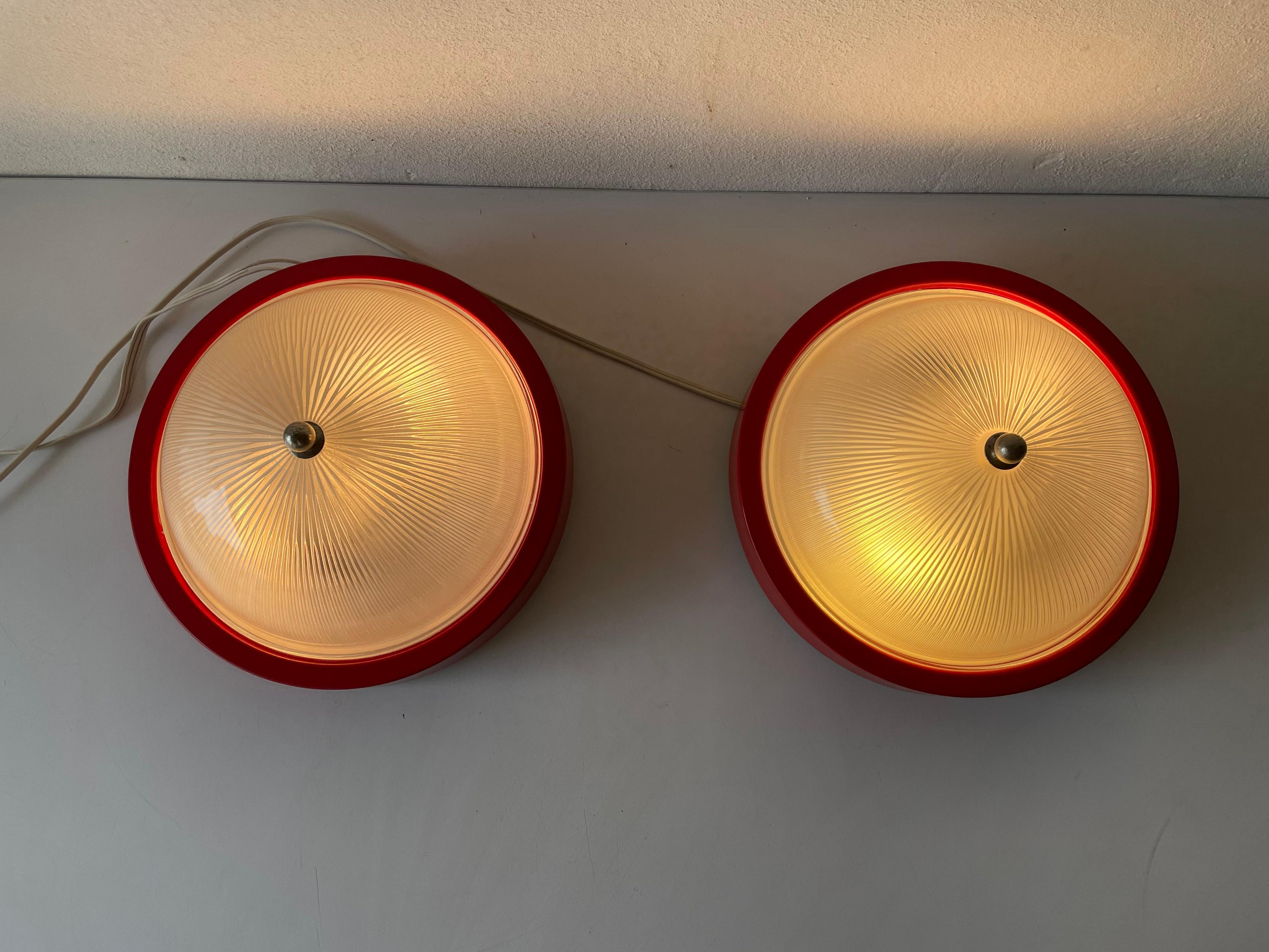 Coppia di lampade da soffitto con base in vetro e metallo rosso di Reggiani, anni '70, Italia in vendita 3