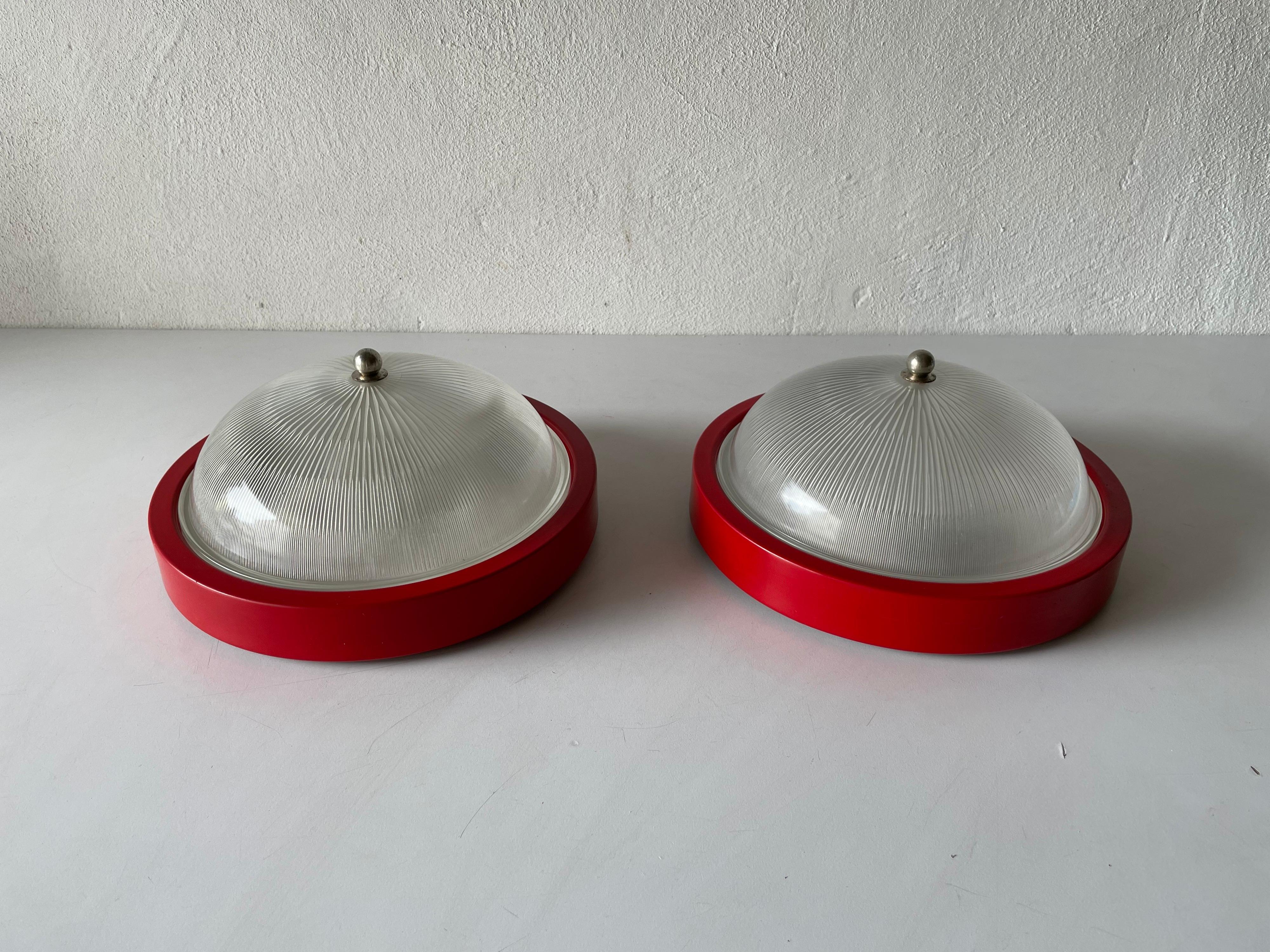 Glass red metal base pair of sconces or ceiling lamps by Reggiani, 1970s, Italy

Minimalist high quality design

Lamps are in very good vintage condition.
Wear consistent with age and use

These lamp works with 2x E14 standard light bulb. Max