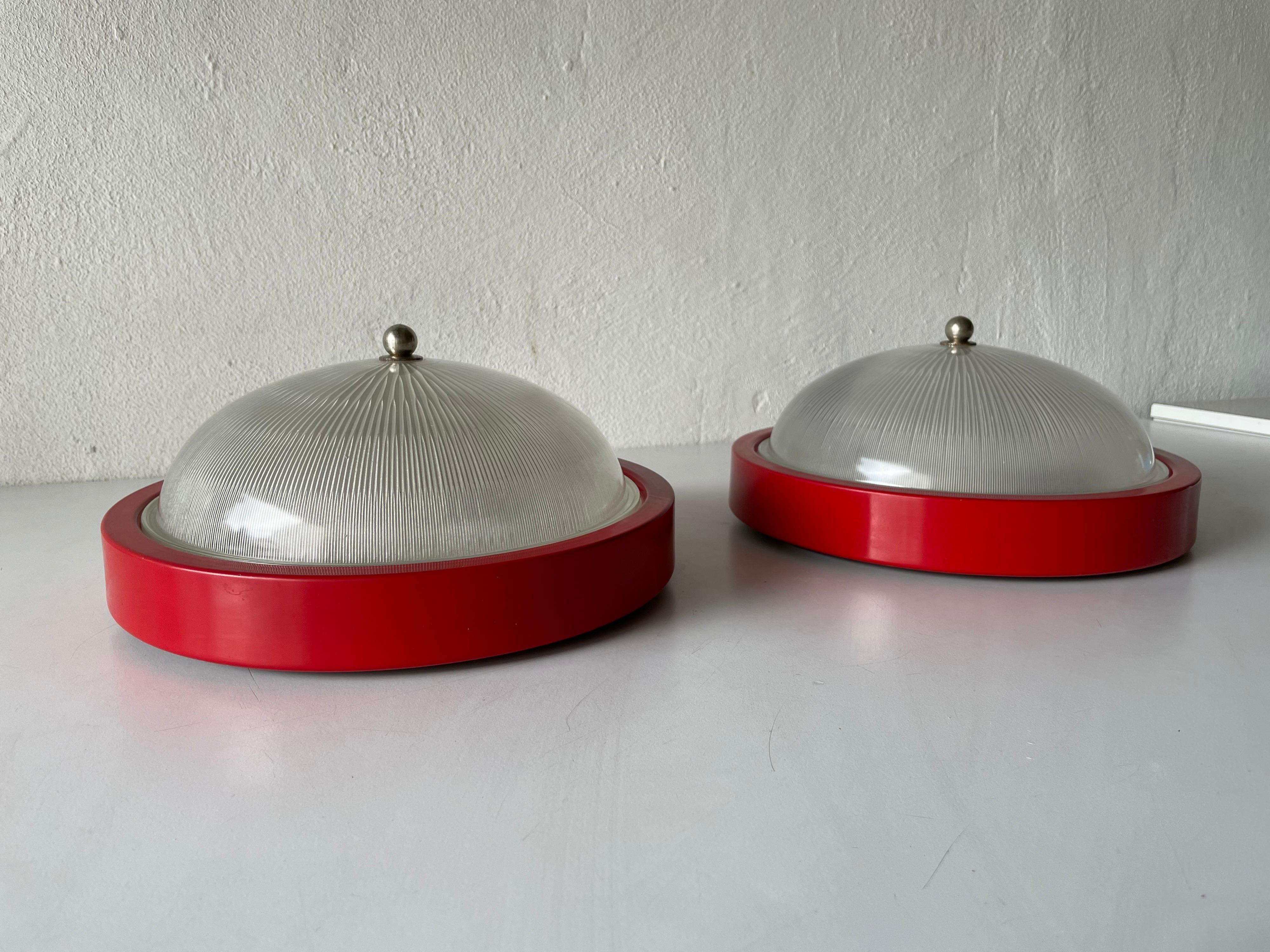 Italiano Coppia di lampade da soffitto con base in vetro e metallo rosso di Reggiani, anni '70, Italia in vendita
