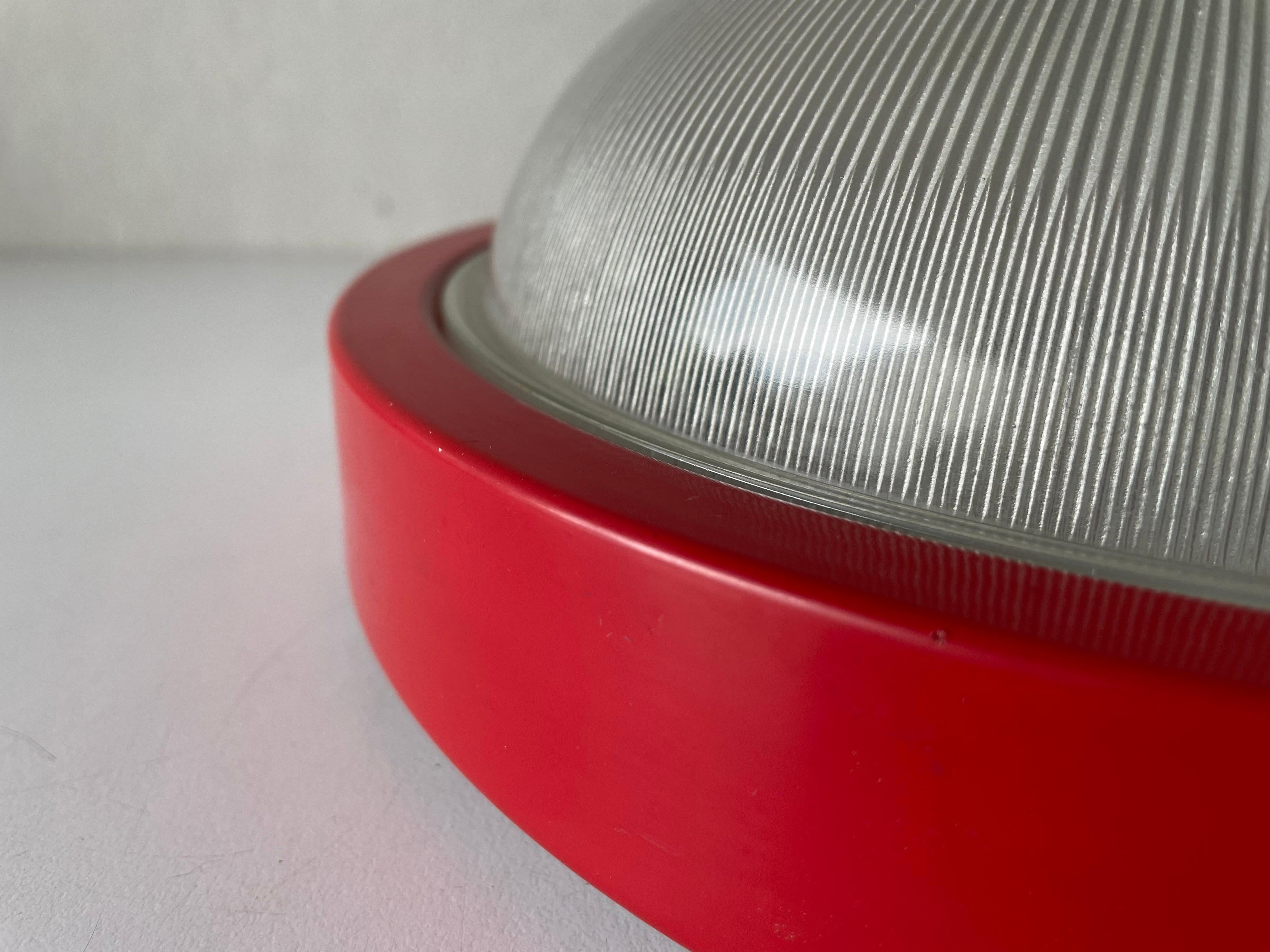 Metallo Coppia di lampade da soffitto con base in vetro e metallo rosso di Reggiani, anni '70, Italia in vendita