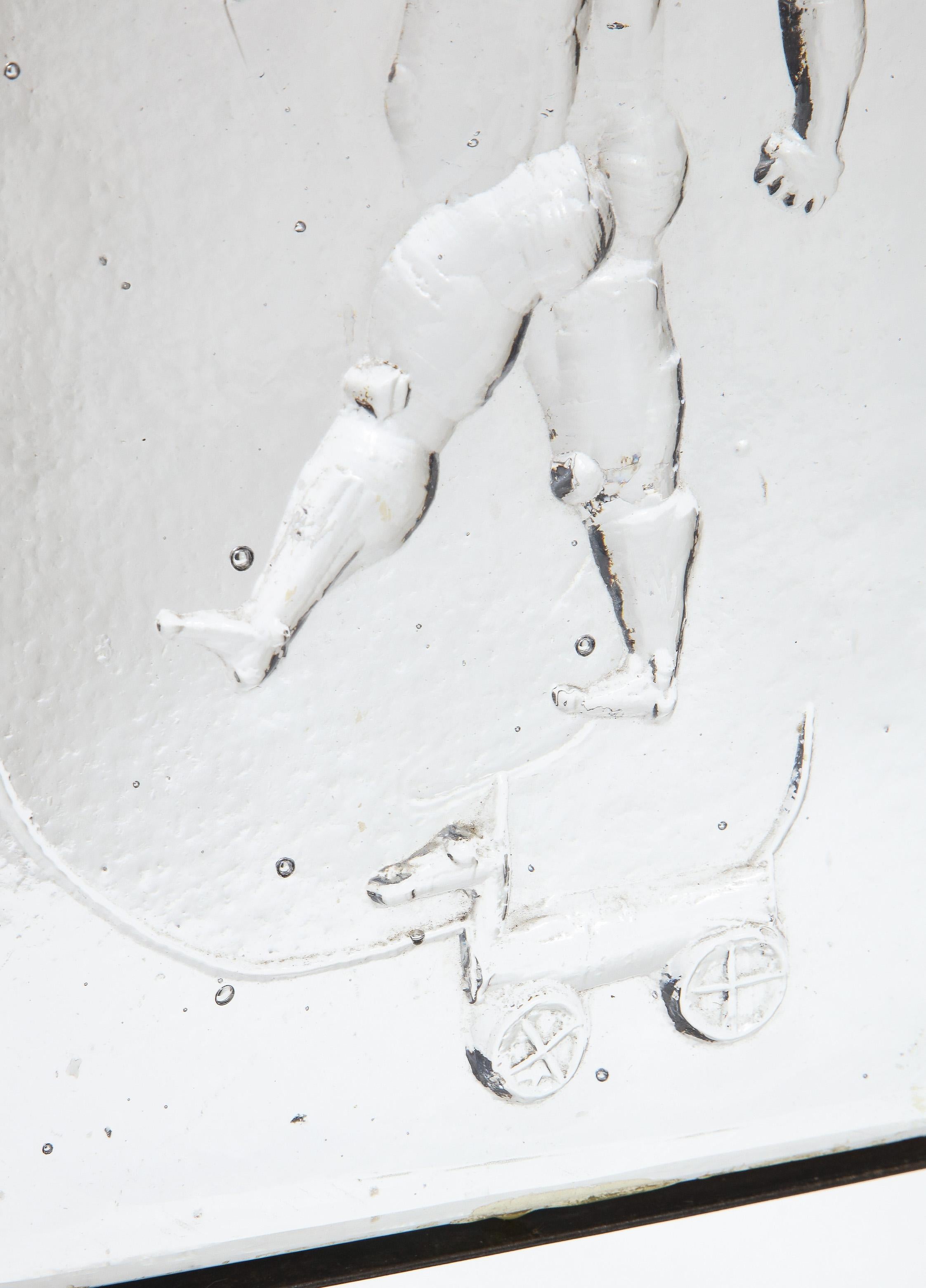 Escultura de niño en relieve de vidrio de Erik Hoglund para Kosta Boda Sueco en venta