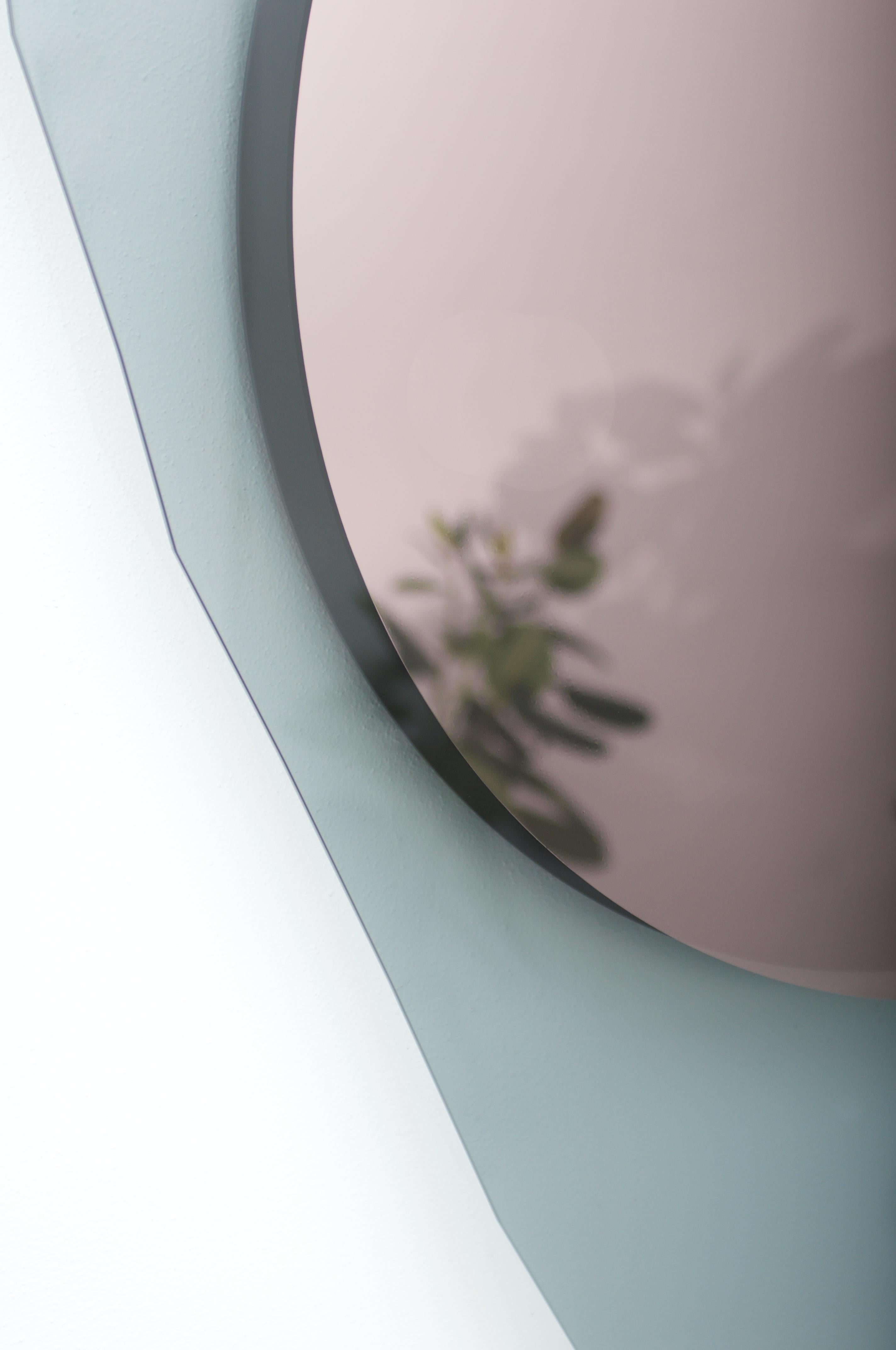 Glaswiederholungsspiegel I von OS und OOS
Abmessungen: 108 x 151 x 6,5 cm.
MATERIAL: graues, grünes und roséfarbenes Glas, champagnerfarbene Metallabstandshalter und bronzefarbene Spiegelfolie.

Studio OS ? OOS ist ein Design Studio für kleine