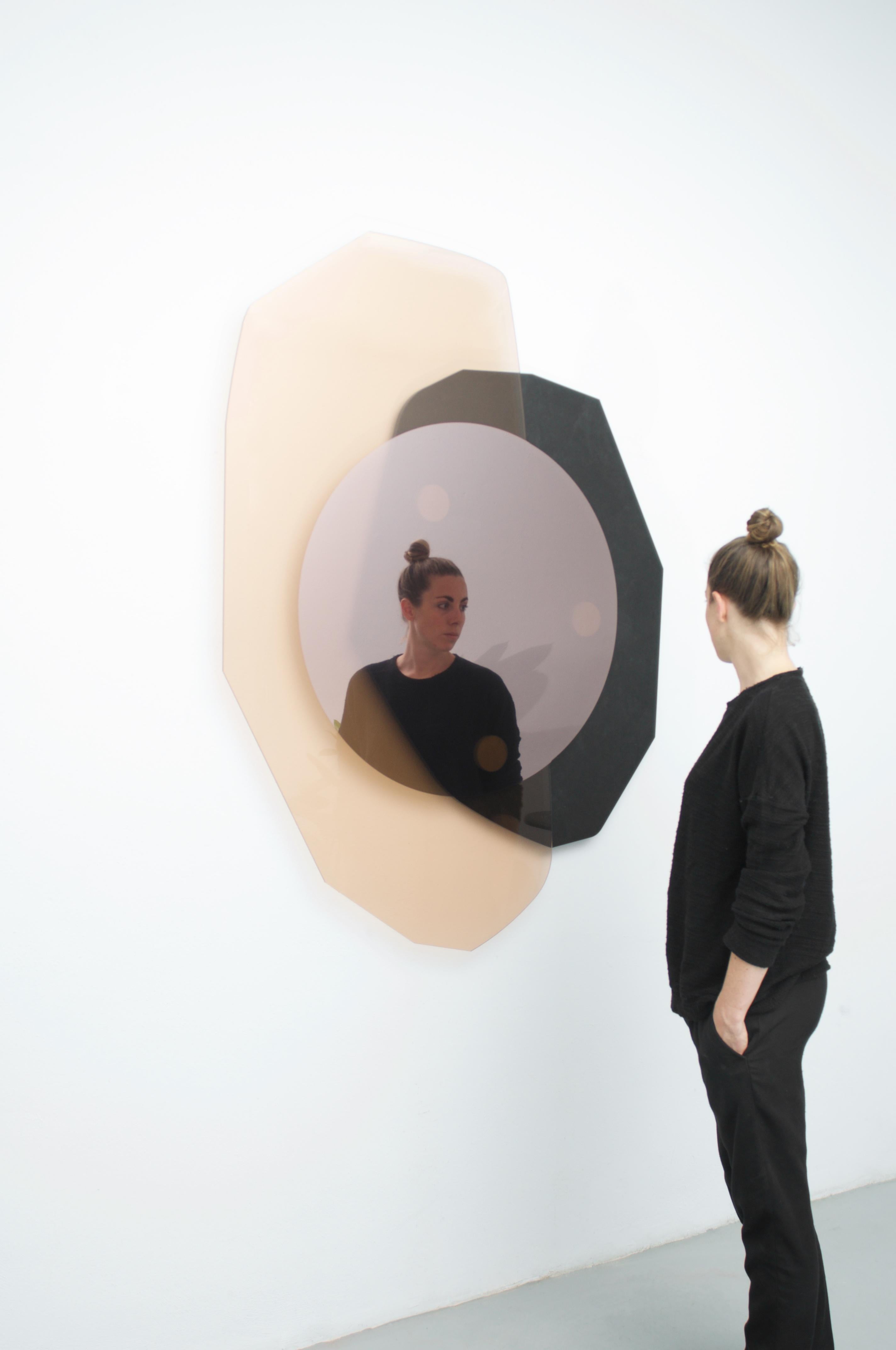 Miroir répété II, par OS et OOS
Dimensions : 112 x 152 x 5 cm : 112 x 152 x 5,5 cm
MATERIAL : verre rosé, marbre Nero assoluto, intercalaires métalliques champagne et feuille miroir bronze.

Studio OS et OOS est un studio de conception de petits