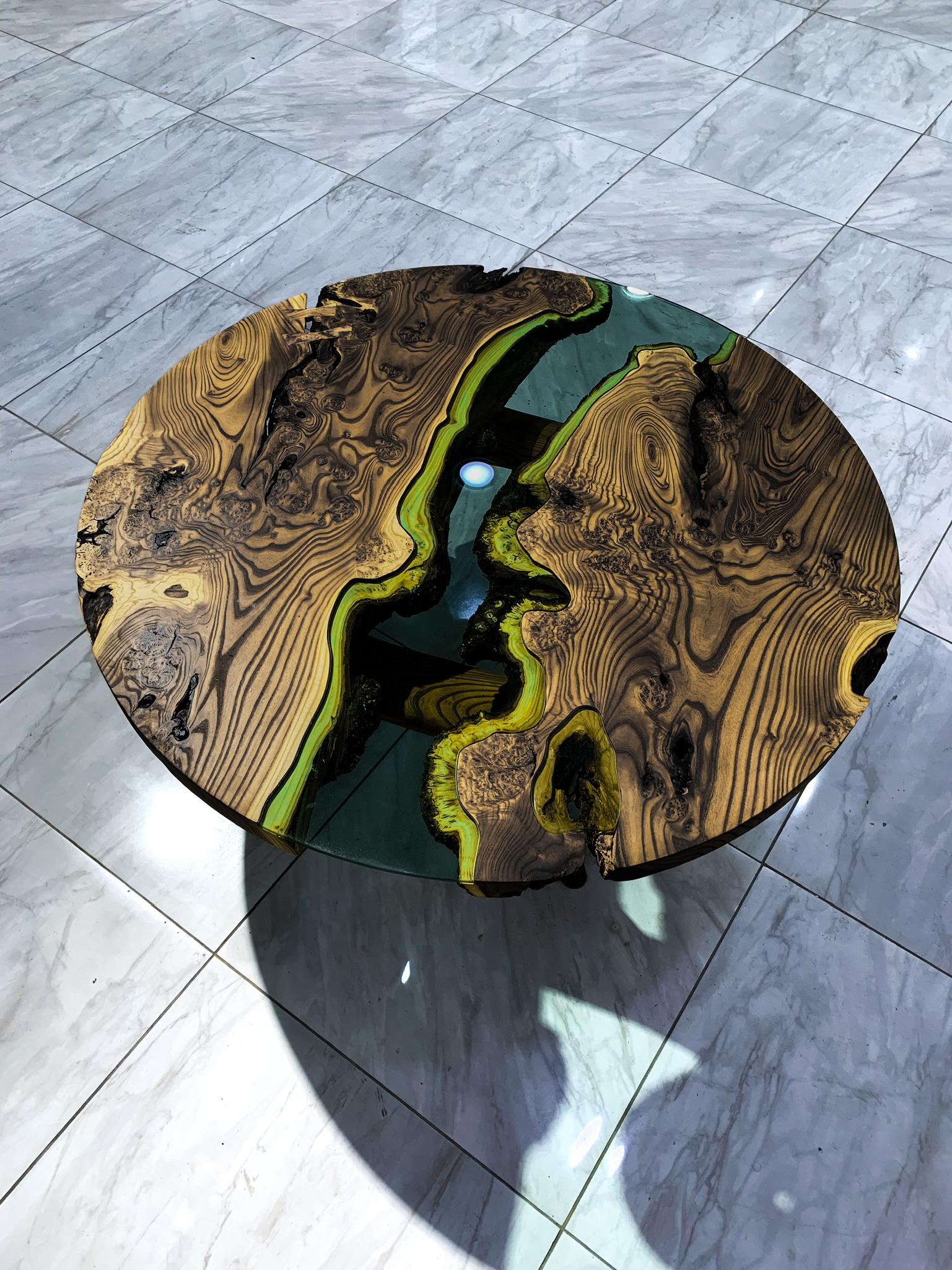 Cette table basse ronde en bois est fabriquée en bois d'olaester de haute qualité, connu pour ses couleurs chaudes et ses belles textures.

La surface lisse et polie invite à toucher et à apprécier la beauté naturelle du bois. Notre table basse