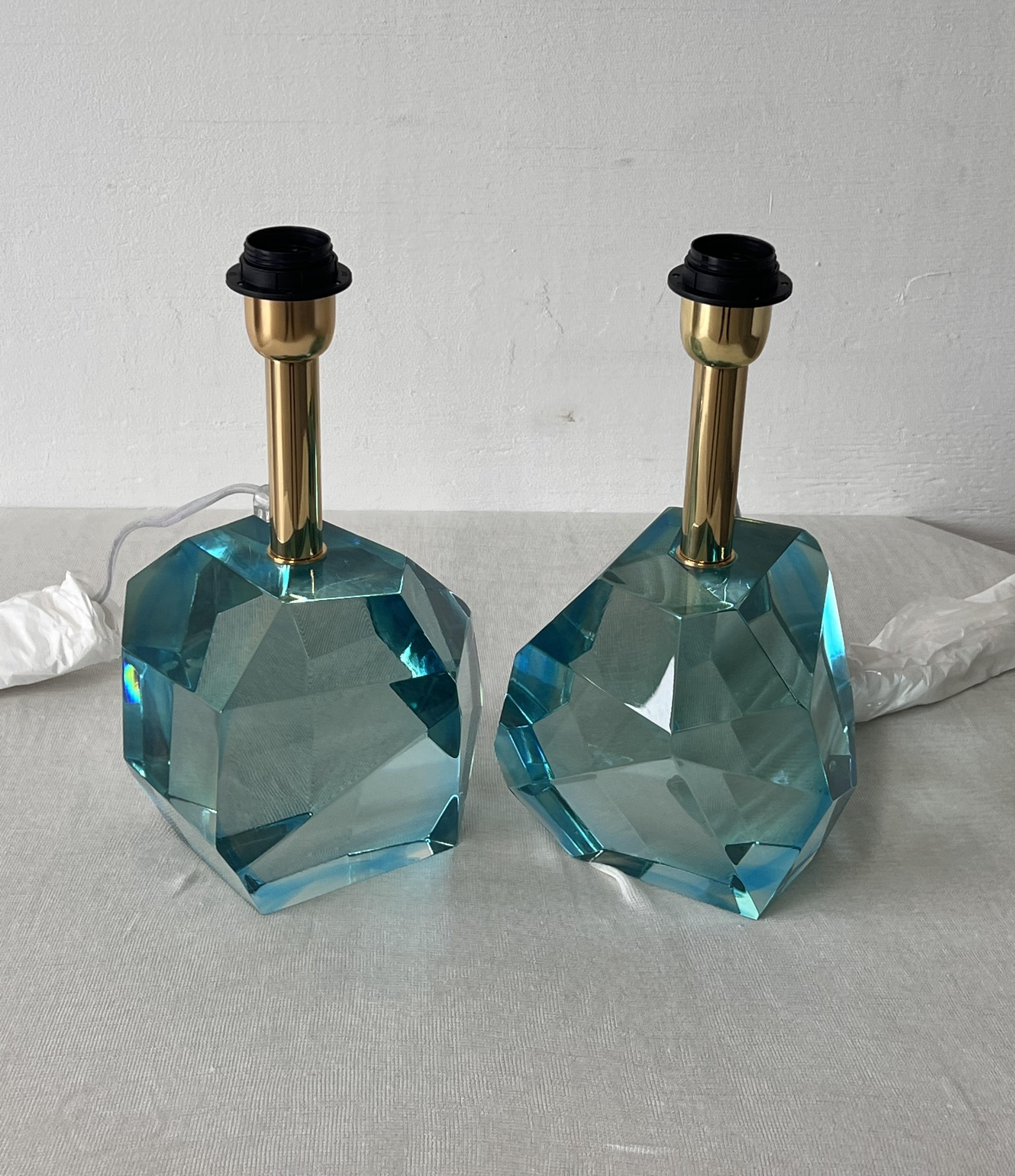 Lampade da tavolo in vetro di Murano color acquamarina firmate da Alberto Dona. Realizzato a mano a Murano, in Italia.

Queste lampade sono il perfetto connubio tra design moderno ed eleganza classica. La base in vetro fumé e sfaccettato cattura la