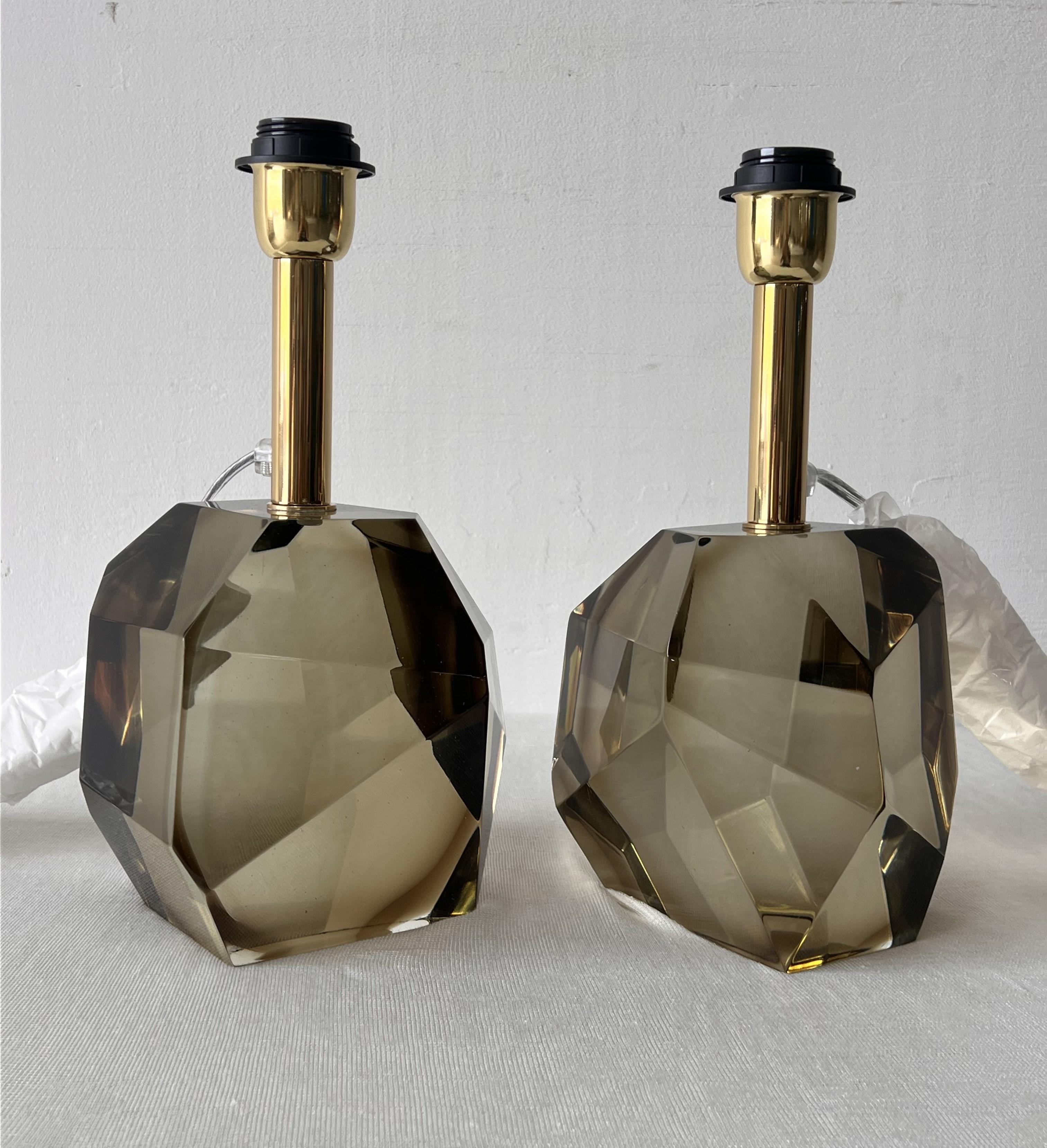 Lampes de table en verre de Murano, de couleur paille, signées par Alberto Dona. Fabriqué à la main à Murano, en Italie.

Ces lampes sont le mélange parfait du design moderne et de l'élégance classique. La base en verre fumé et facetté capte