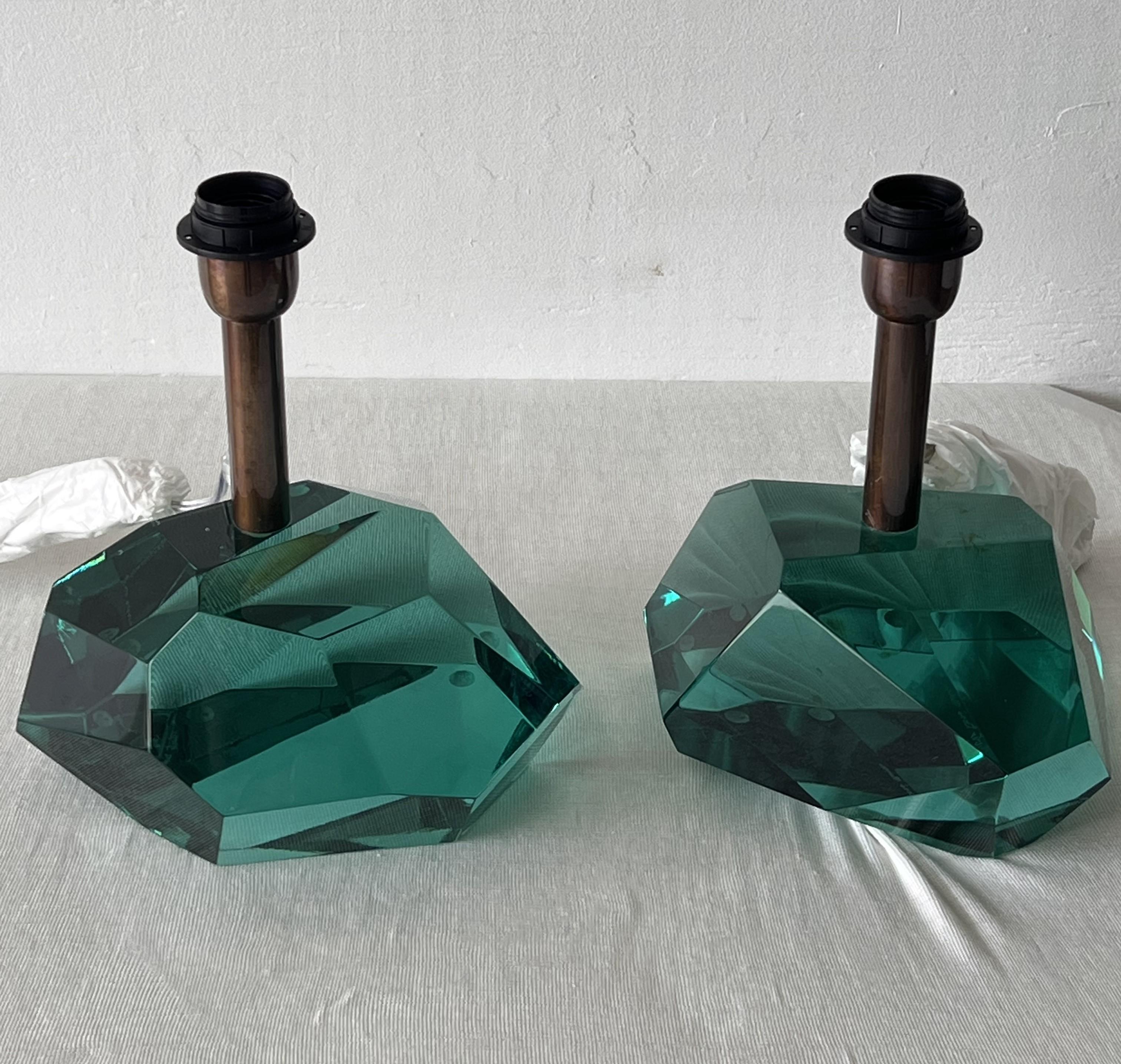 Lampade da tavolo in vetro di Murano verde cotisso rock firmate da Alberto Dona. Realizzato a mano a Murano, in Italia.

Queste lampade sono il perfetto connubio tra design moderno ed eleganza classica. La base in vetro fumé e sfaccettato cattura la