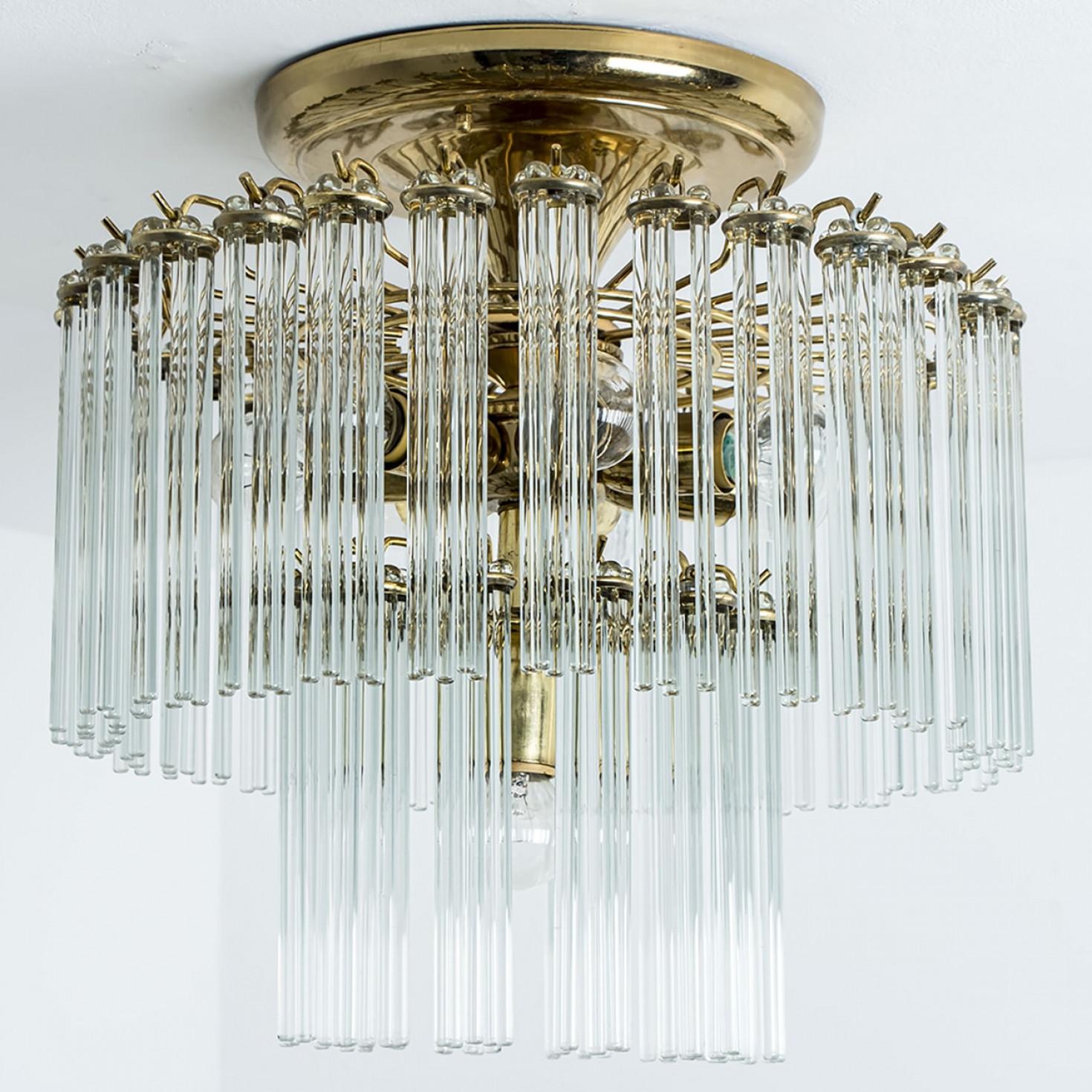Monture encastrée en verre et laiton Gaetano Sciolari pour Lightolier, datant du milieu du siècle dernier, vers les années 1960-1970. Illumine magnifiquement. Avec 48 tiges de verre de qualité optique (7,1 pouces) percées et de forme ronde, reposant