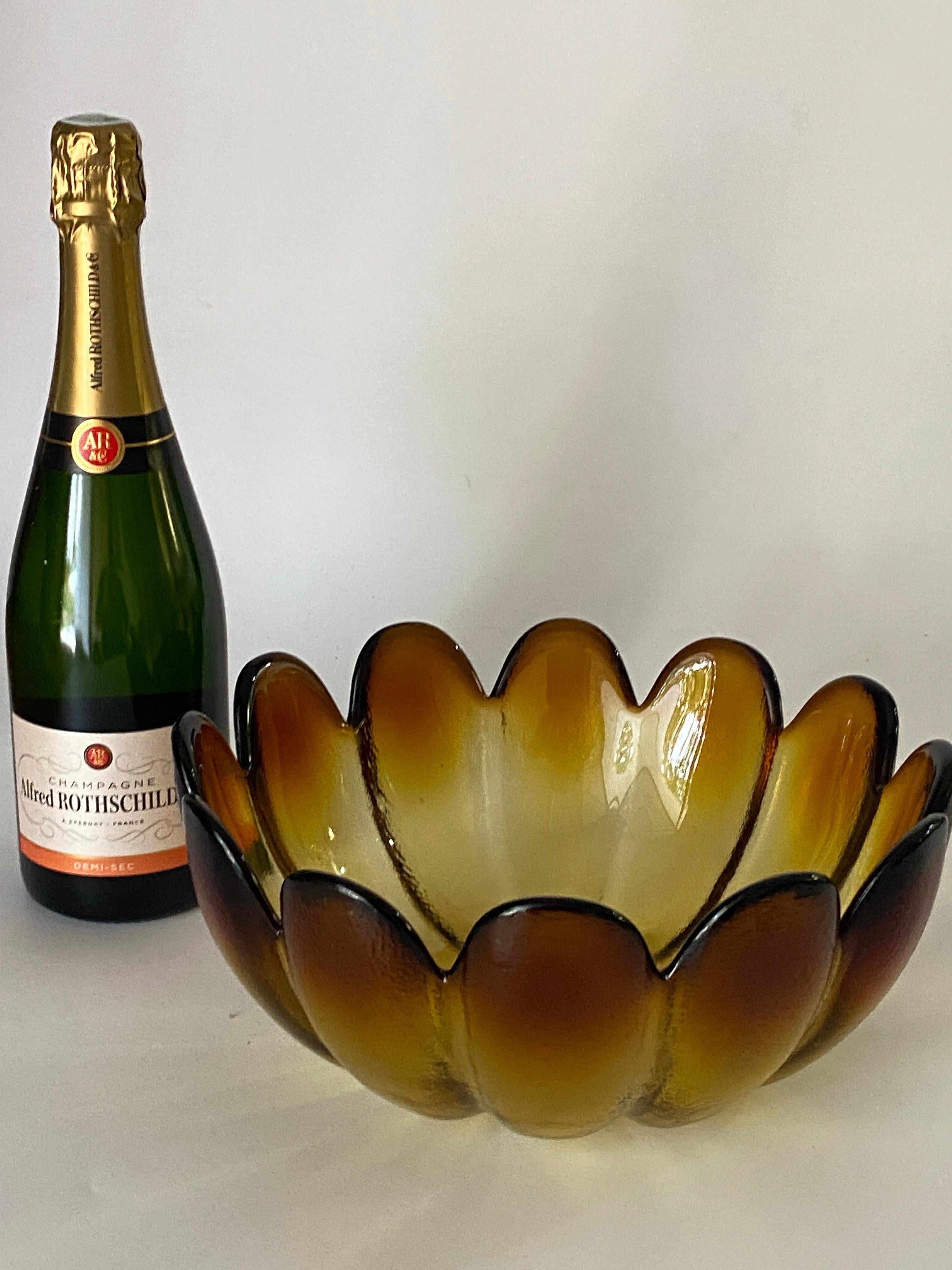 This Bowl is in Glass, Brown and orange color, it is a salad bowl.
It has been made in the 1970's, in France.