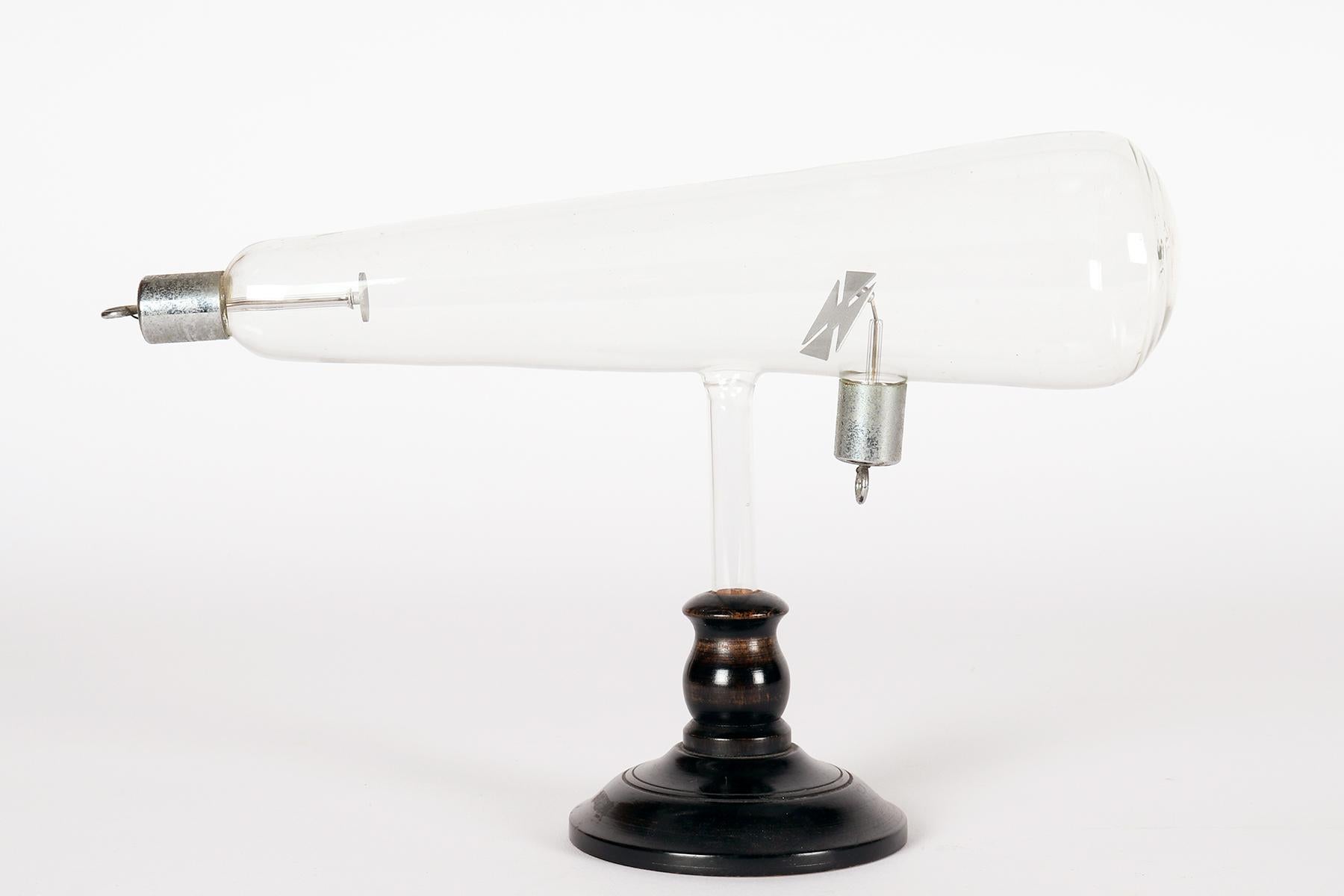Glass scientific instrument: Crookes maltese cross tube, Italy 1900. In Excellent Condition For Sale In Milan, IT