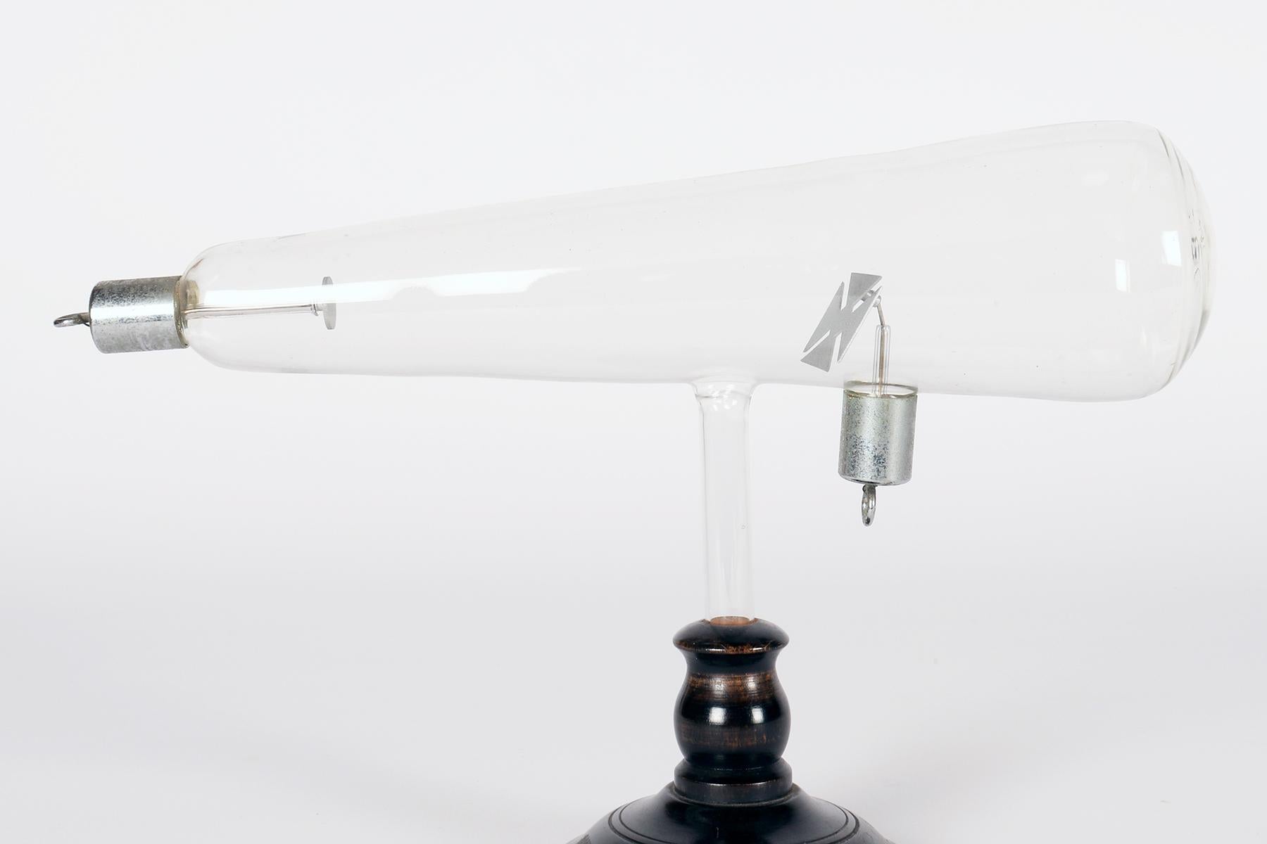 Instrument scientifique en verre : Crookes maltais, tube croisé, Italie 1900. en vente 2