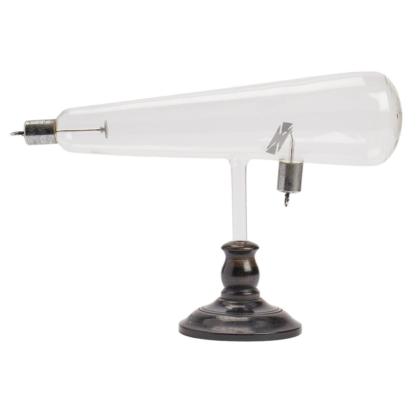 Instrument scientifique en verre : Crookes maltais, tube croisé, Italie 1900.