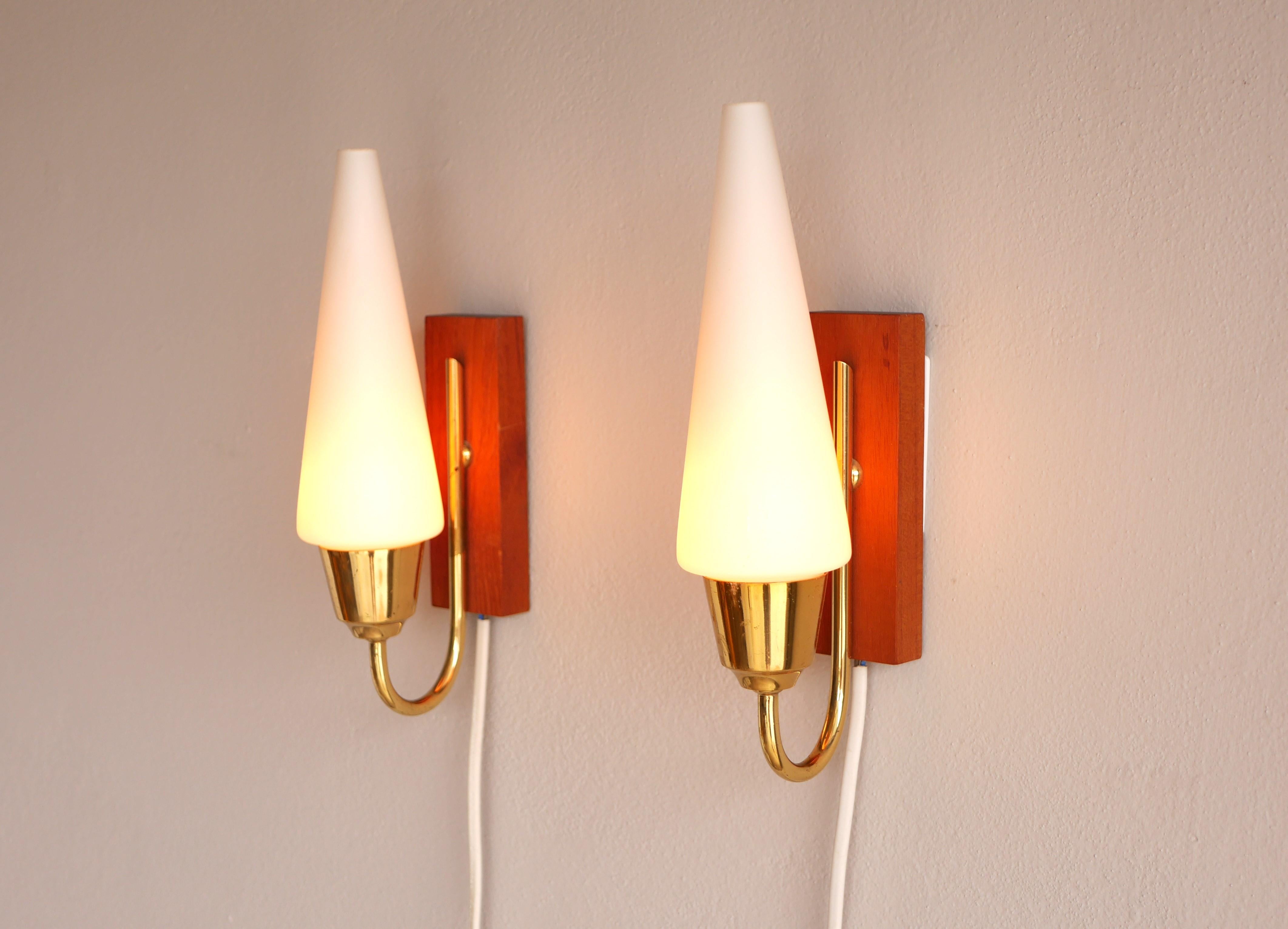 Svedese Applique in vetro, lampade da parete scandinave classiche e moderne di metà secolo. in vendita