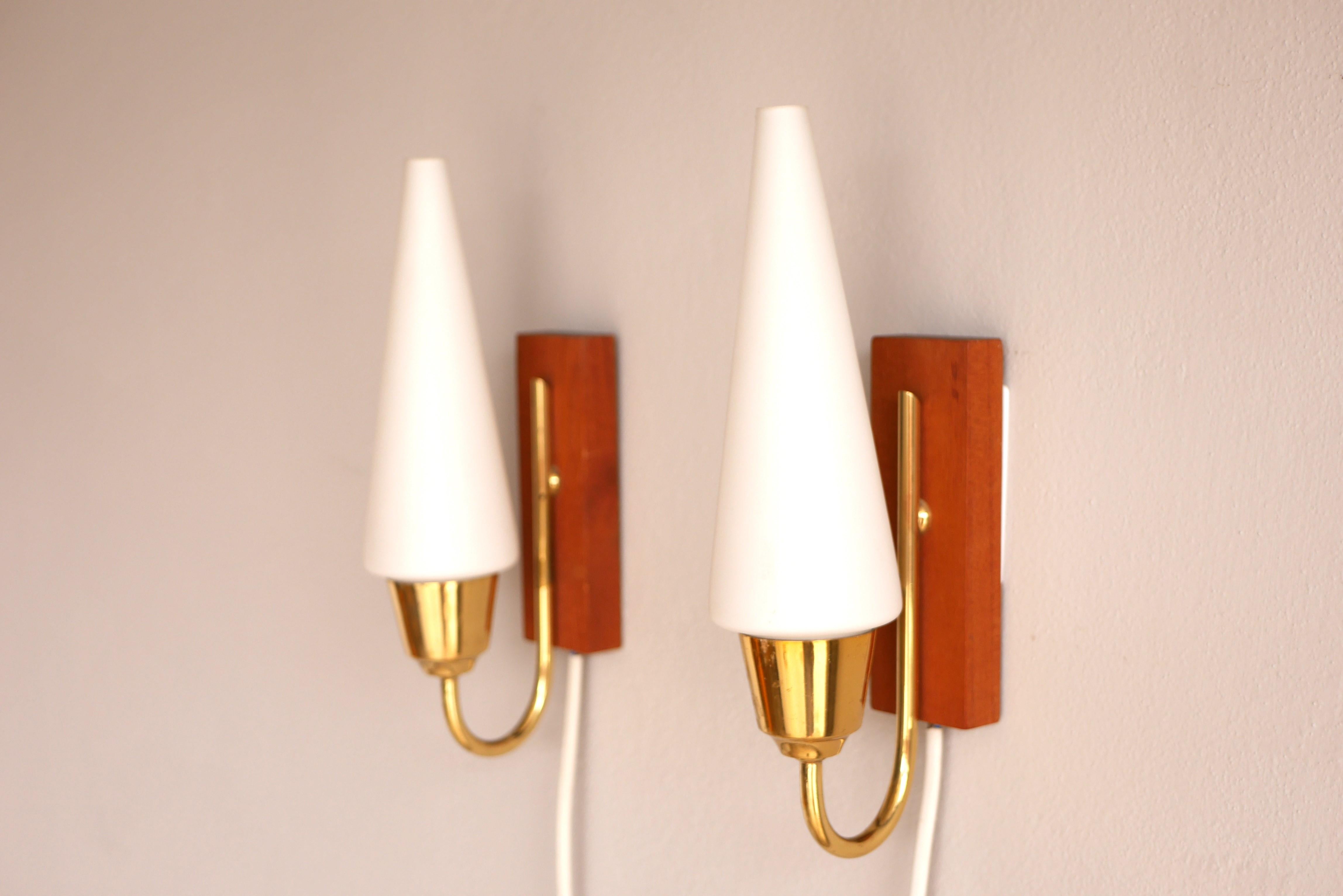 Metà XX secolo Applique in vetro, lampade da parete scandinave classiche e moderne di metà secolo. in vendita