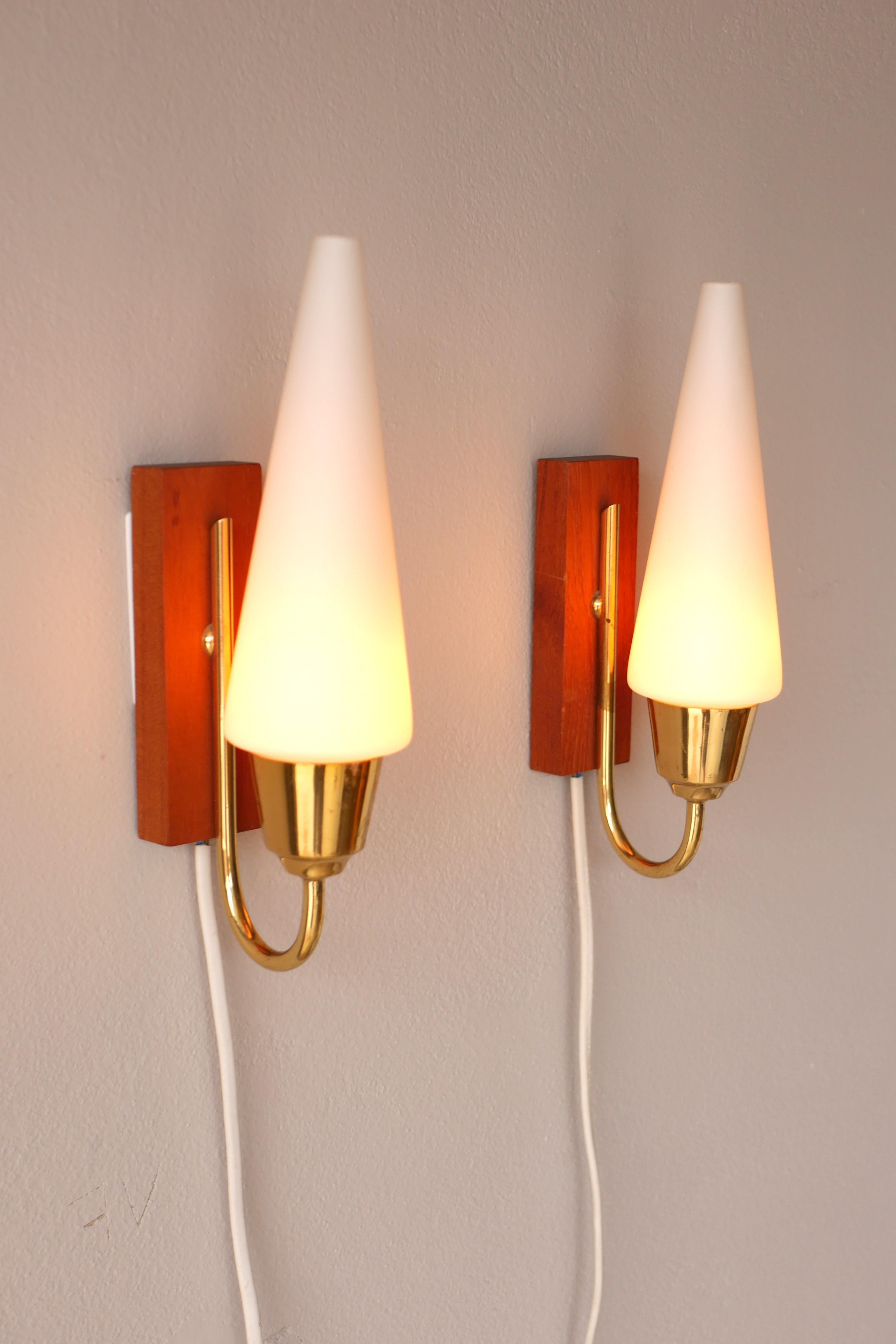 Vetro intagliato Applique in vetro, lampade da parete scandinave classiche e moderne di metà secolo. in vendita