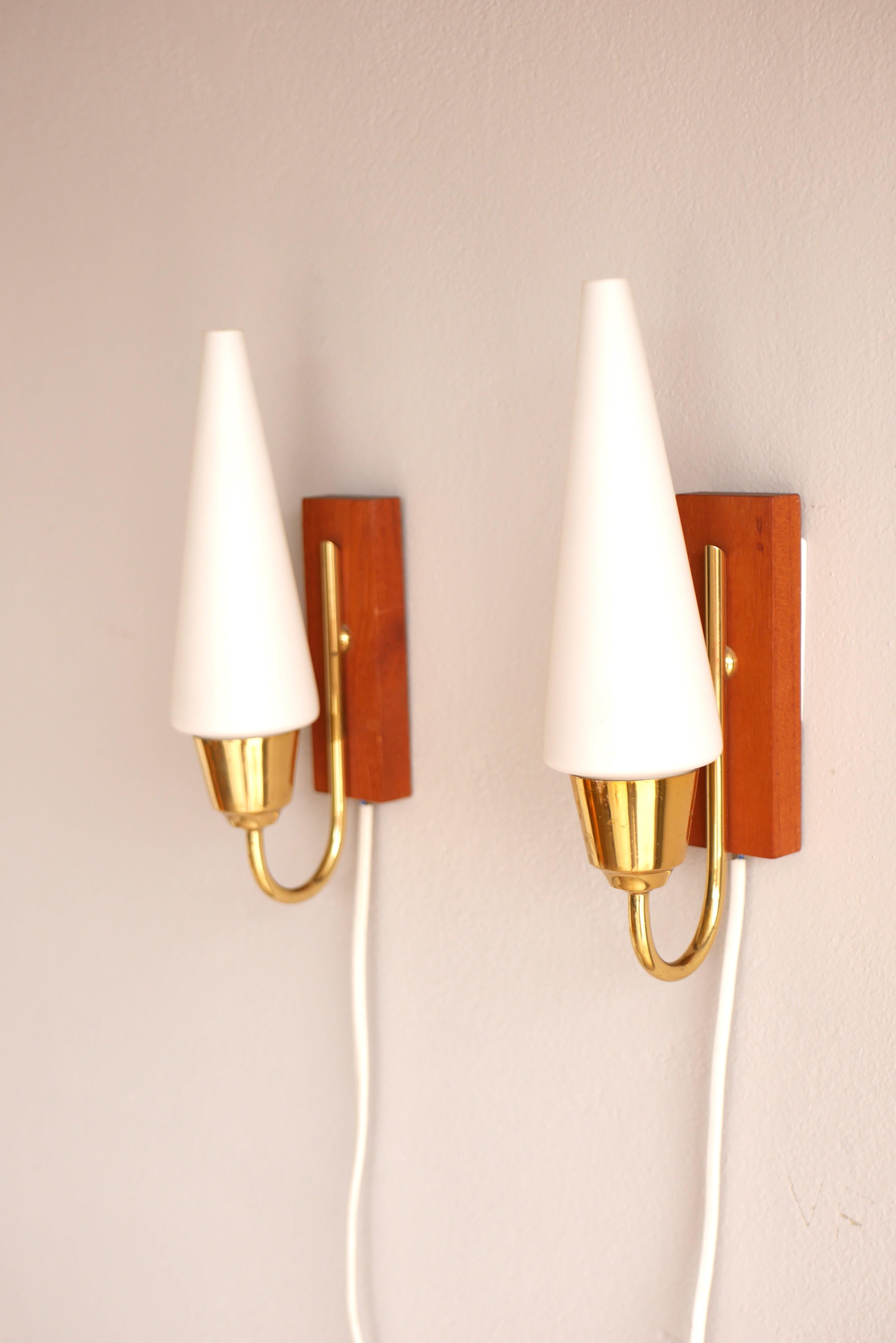 Applique in vetro, lampade da parete scandinave classiche e moderne di metà secolo. in vendita 1