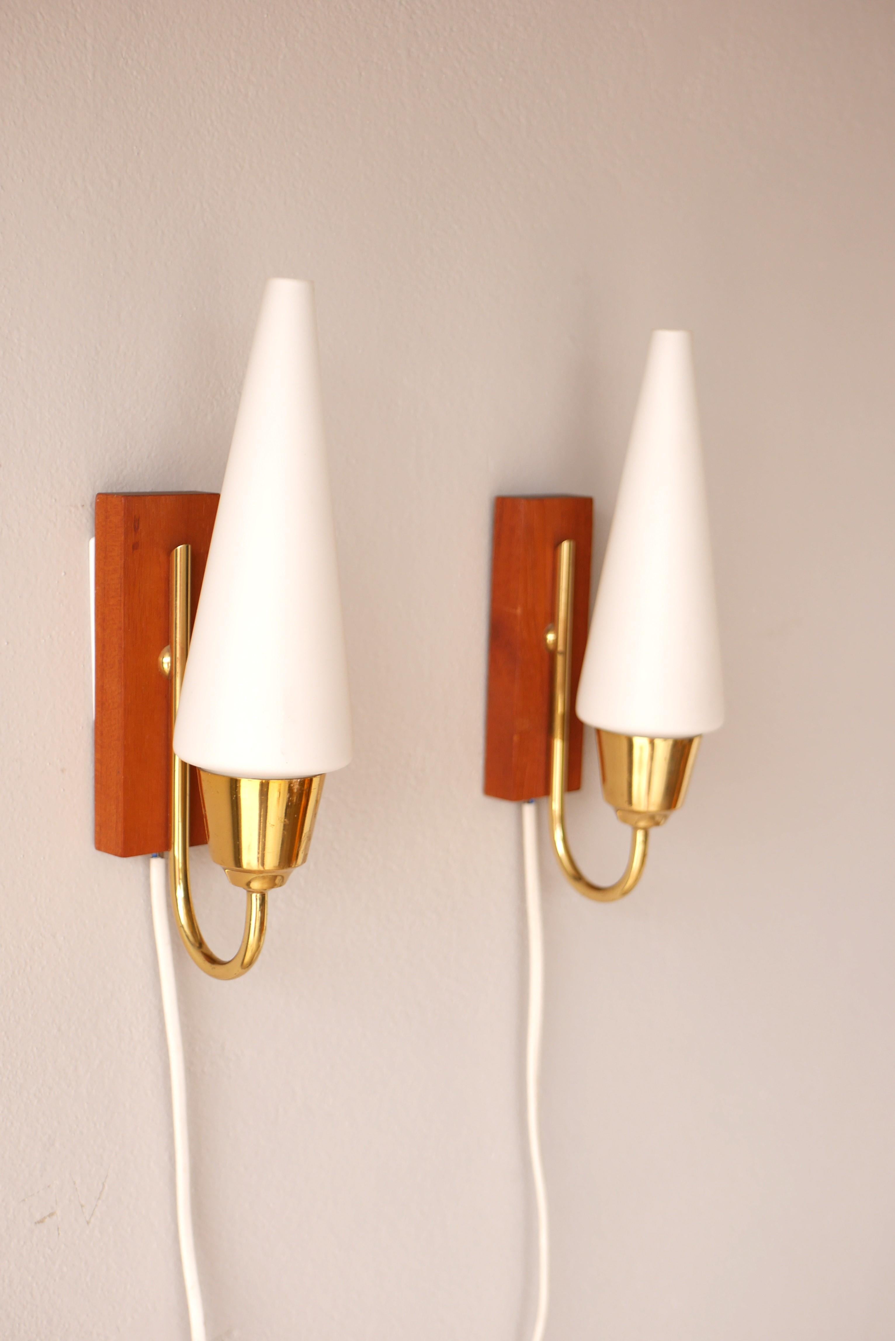 Mid-Century moderno Applique in vetro, lampade da parete scandinave classiche e moderne di metà secolo. in vendita