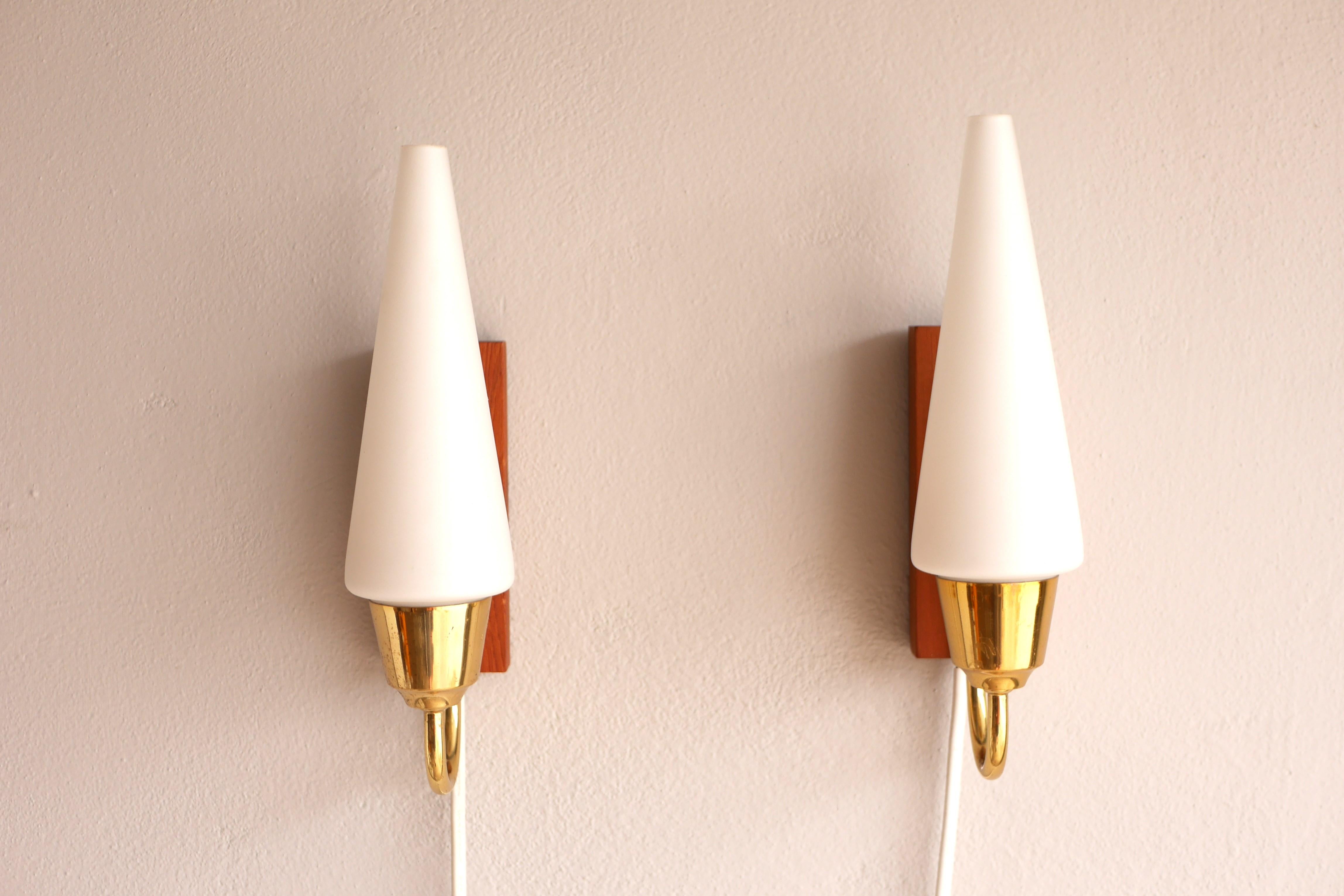 Applique in vetro, lampade da parete scandinave classiche e moderne di metà secolo. in vendita 2