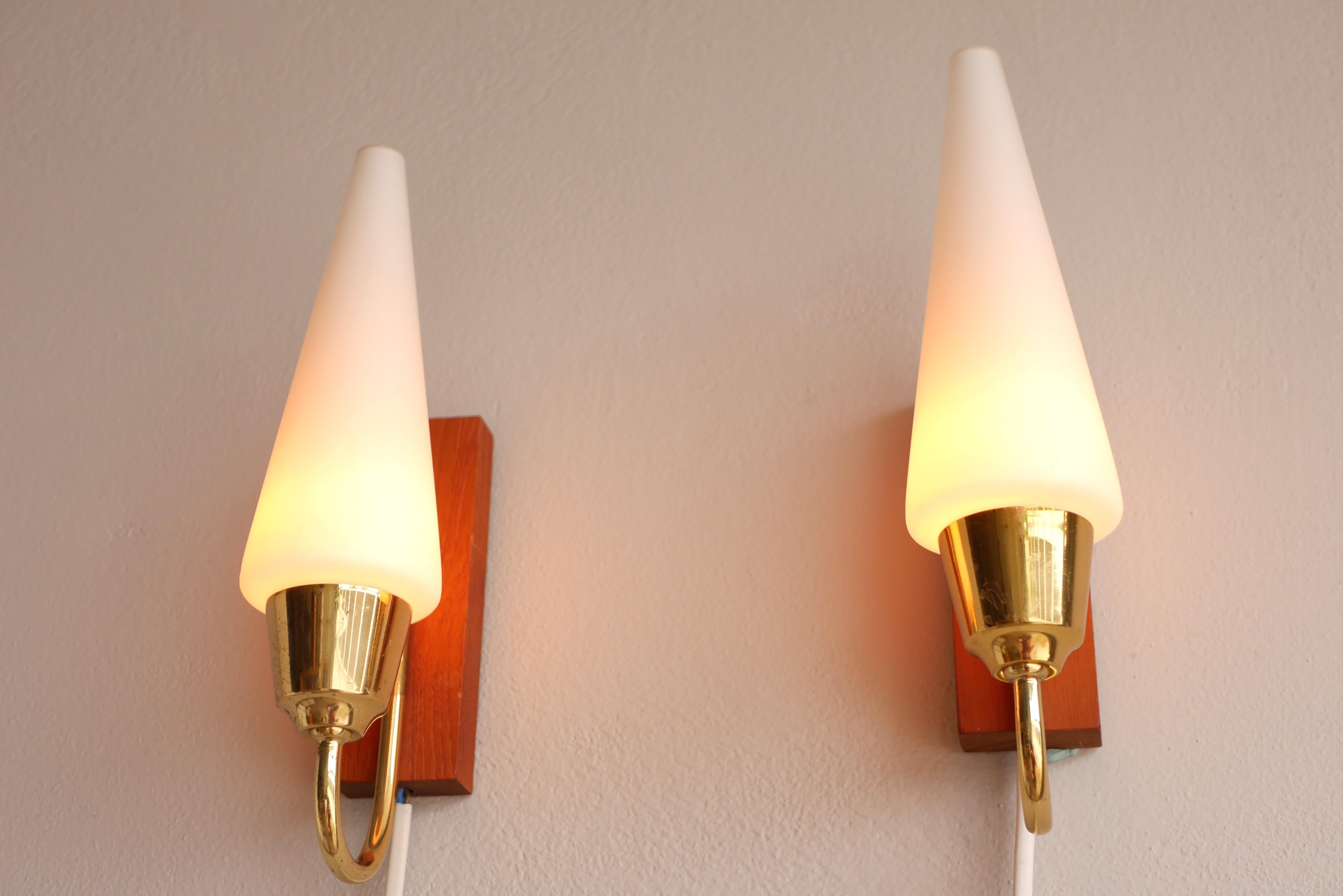Applique in vetro, lampade da parete scandinave classiche e moderne di metà secolo. in vendita 3