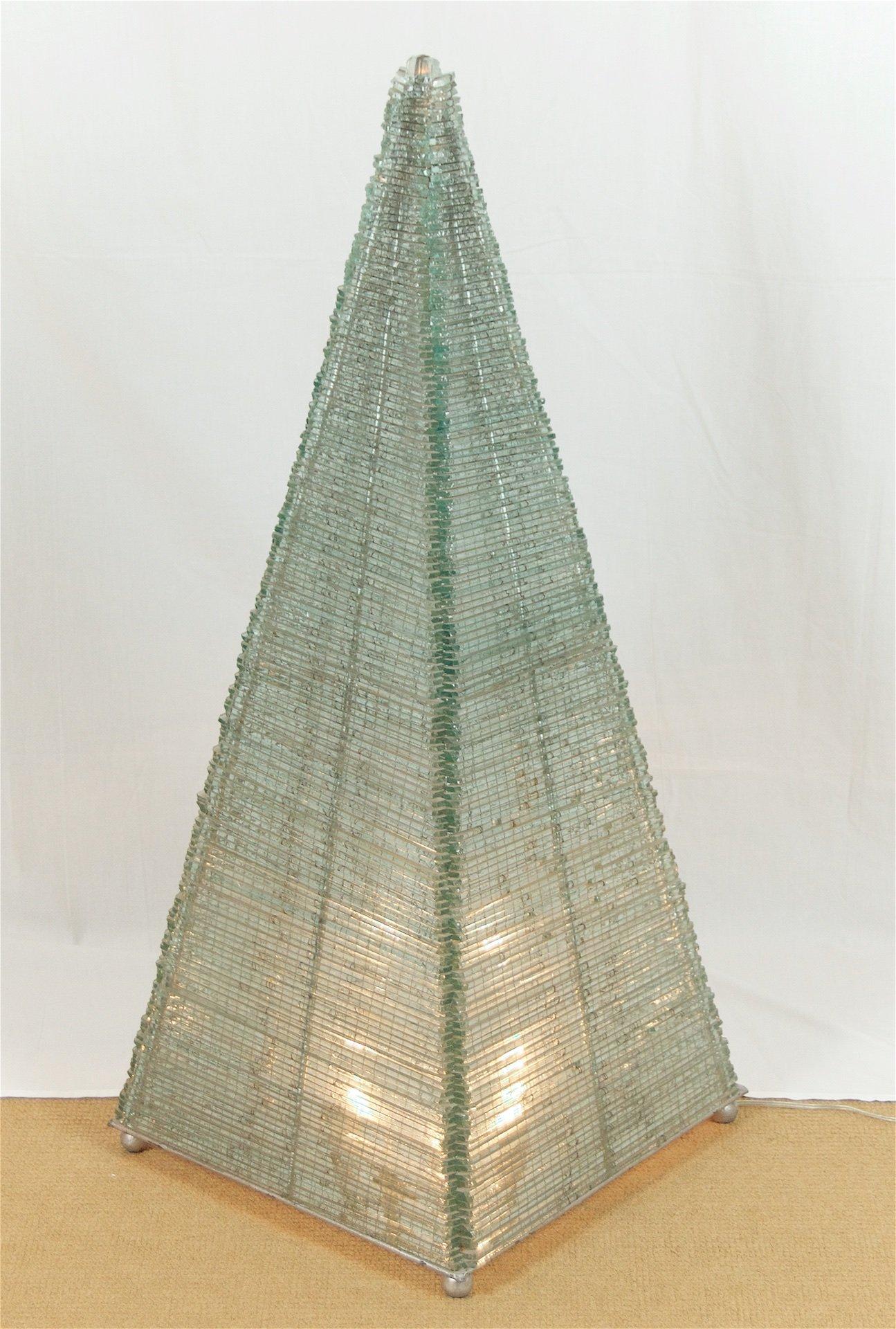 Skulpturale Pyramidenleuchte aus Glas (Moderne der Mitte des Jahrhunderts) im Angebot