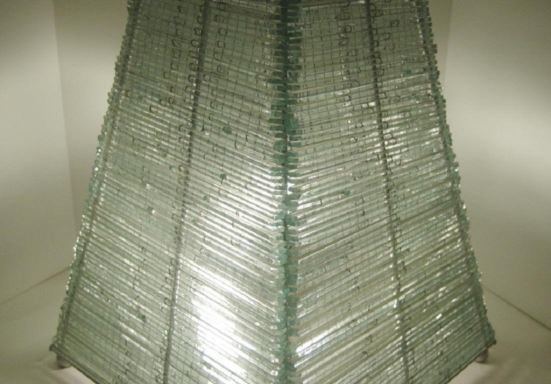 Mid-Century moderno Lampada a piramide scultorea in vetro in vendita