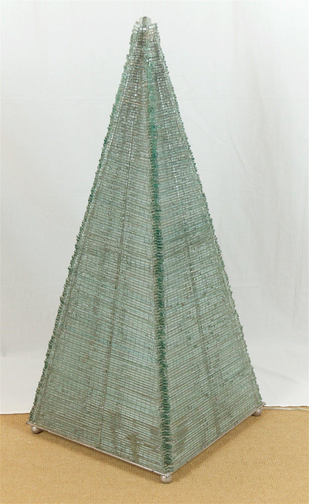 Lampe pyramide sculpturale en verre Bon état - En vente à Stamford, CT