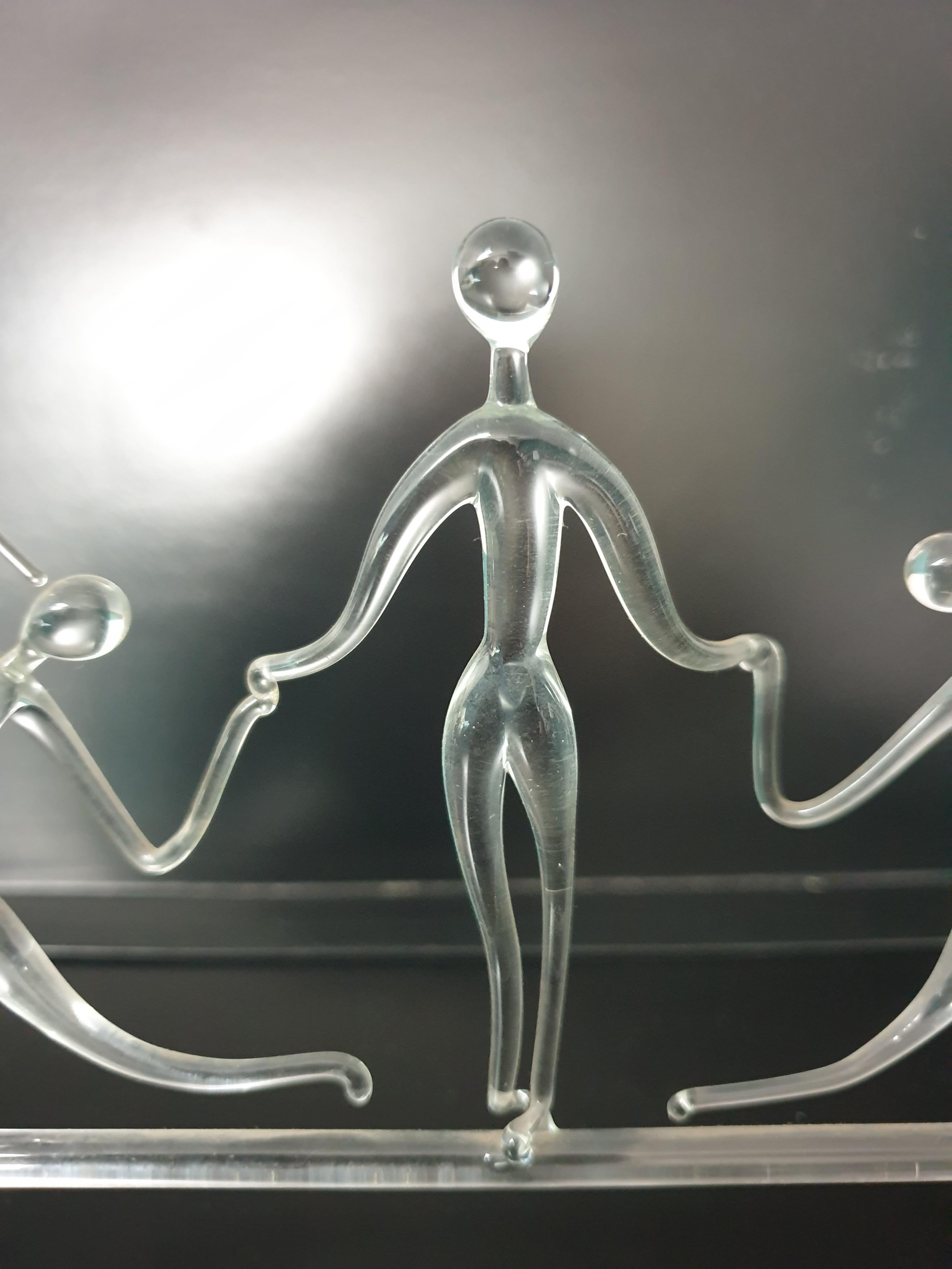 Una figurazione di ottima fattura  dai famosi vetrai austriaci Bimini.
Bimini Glass fu fondata a Vienna nel 1923 da Fritz Lampi e Artur e Josef Berger, che erano architetti. Bimini produceva pezzi molto raffinati in uno stile che a volte viene