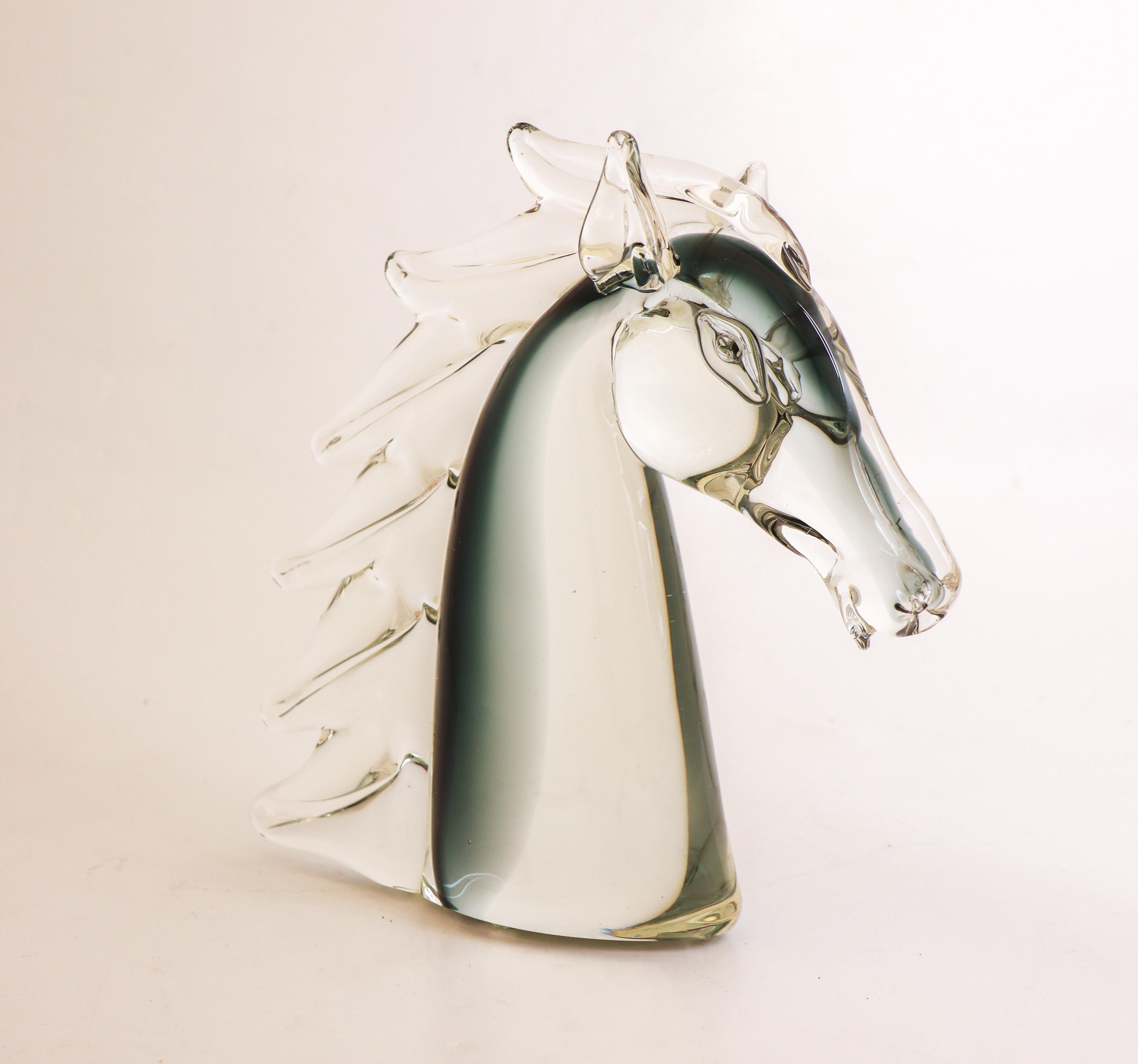 Una preciosa escultura de cristal con forma de cabeza de caballo diseñada en Murano. Está firmada Maestri Vetrai Murano y mide 25 cm (10