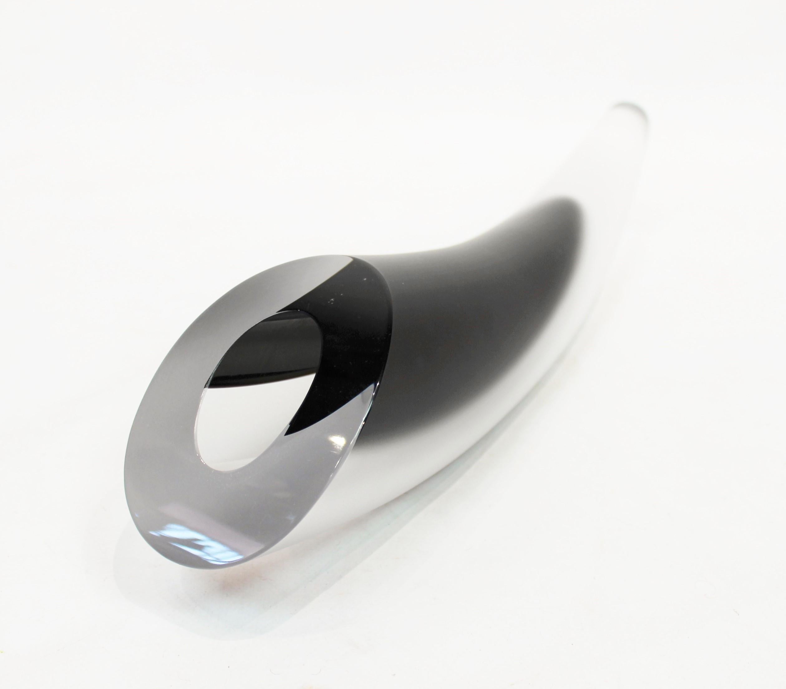 Questa scultura in vetro, un pezzo in edizione limitata di Göran Wärff per Kosta Boda, è un esempio straordinario di vetro artistico contemporaneo. Realizzata in vetro smerigliato e nero, la scultura mette in mostra l'eccezionale abilità di Wärff e