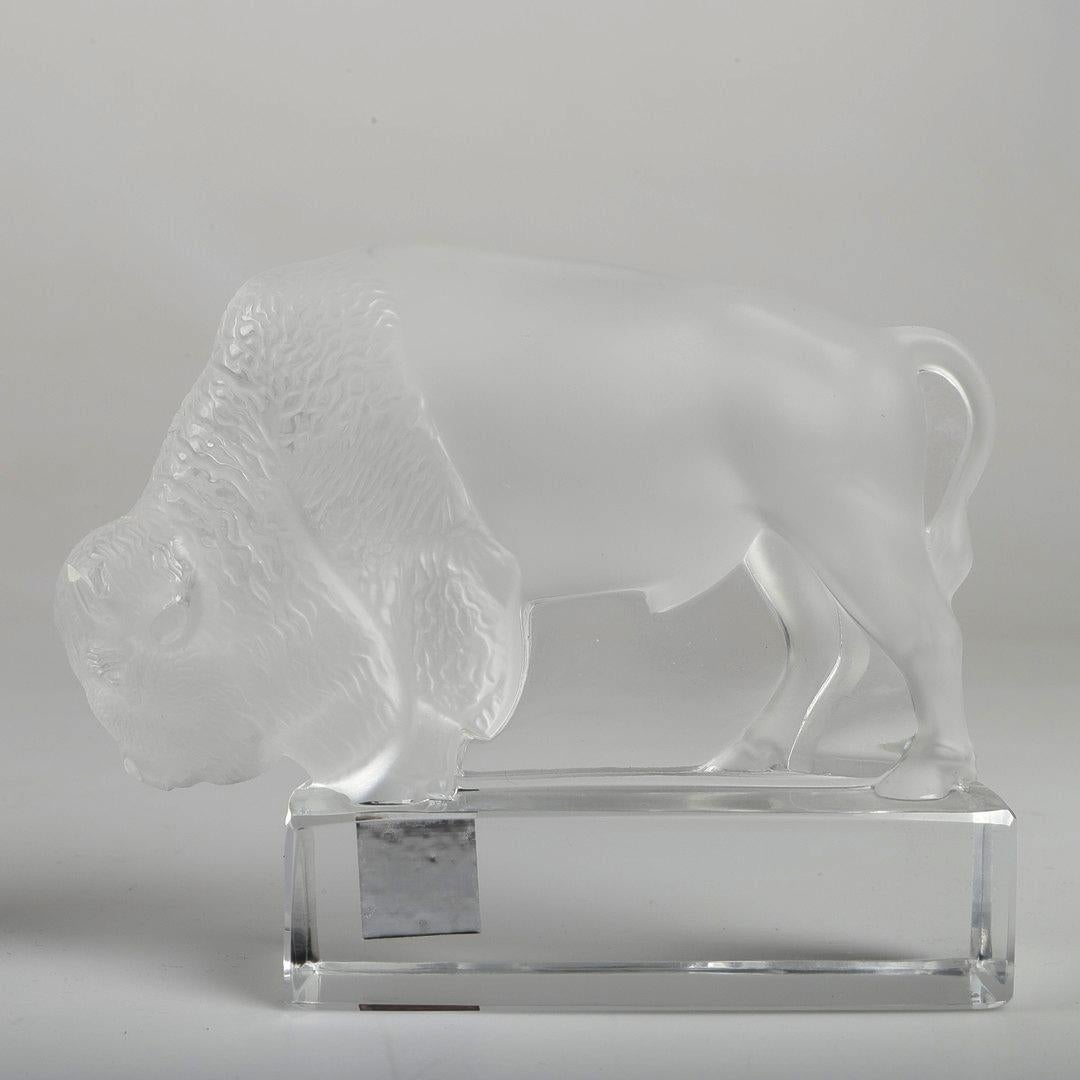 Sculpture de bison en verre clair et dépoli. Fabriqué dans les années 1970 par Lalique à Paris. 