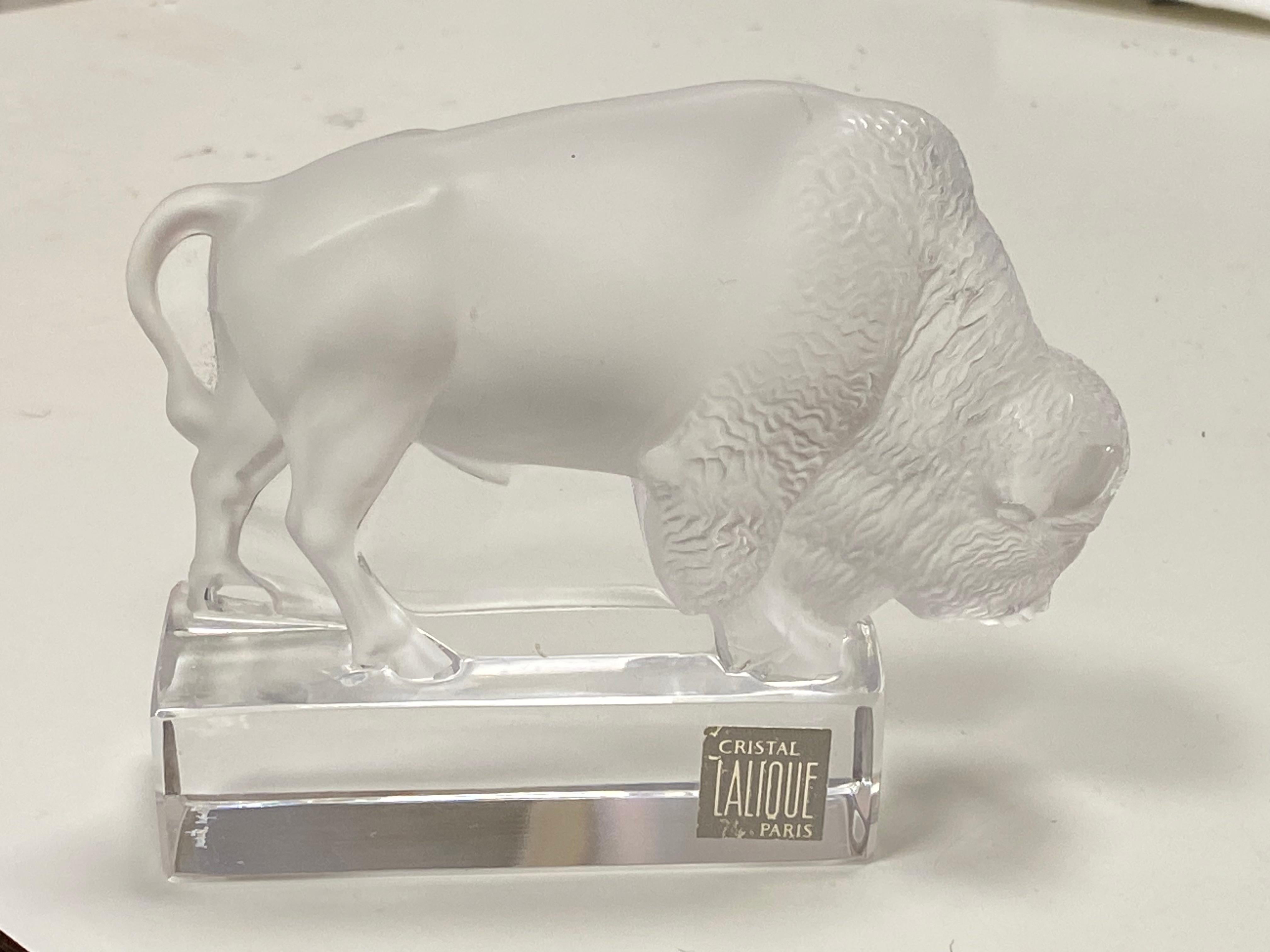 Fin du 20e siècle Presse-papiers de sculpture en verre «ison » de Lalique en vente