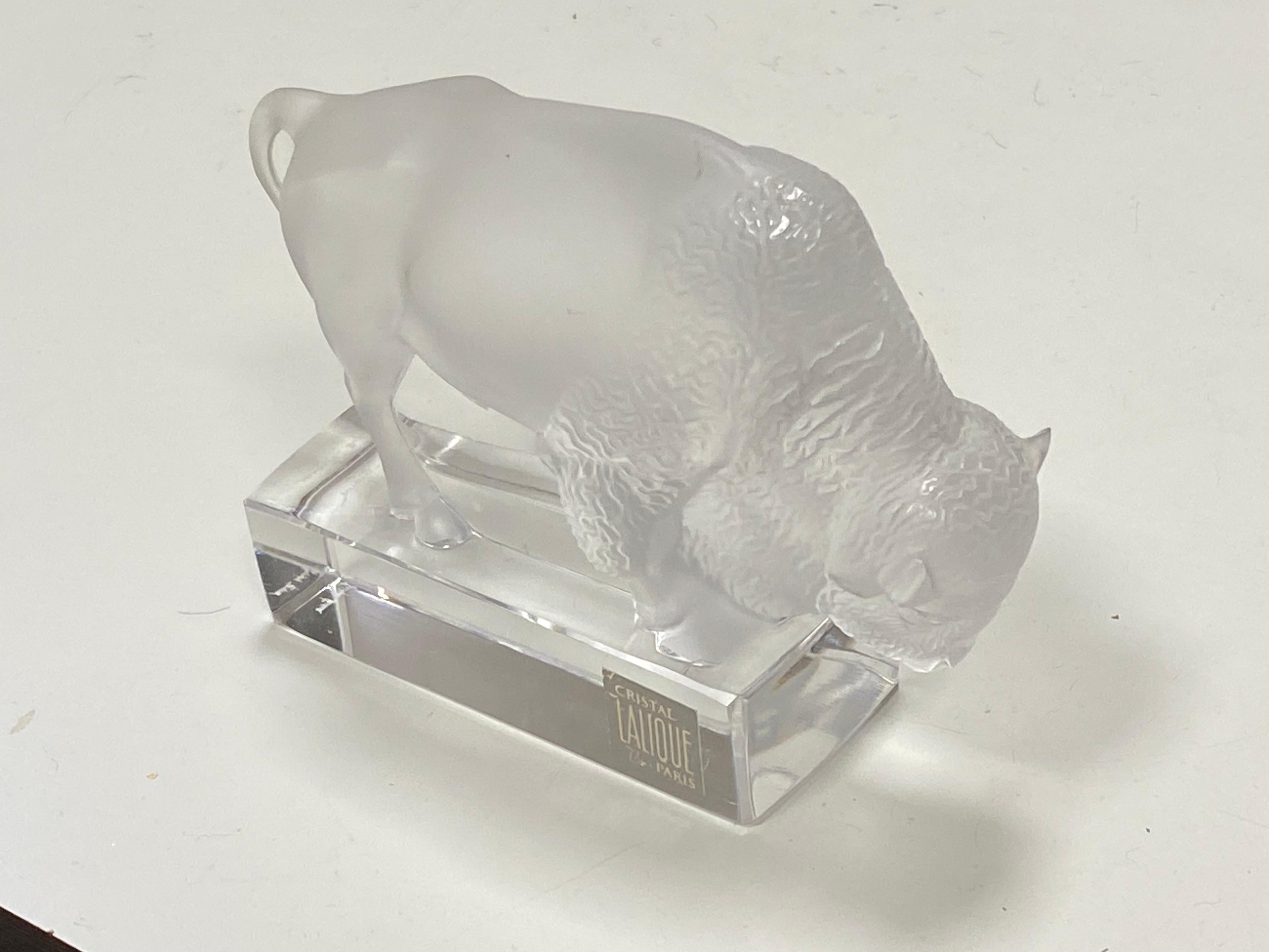 Presse-papiers de sculpture en verre «ison » de Lalique en vente 1