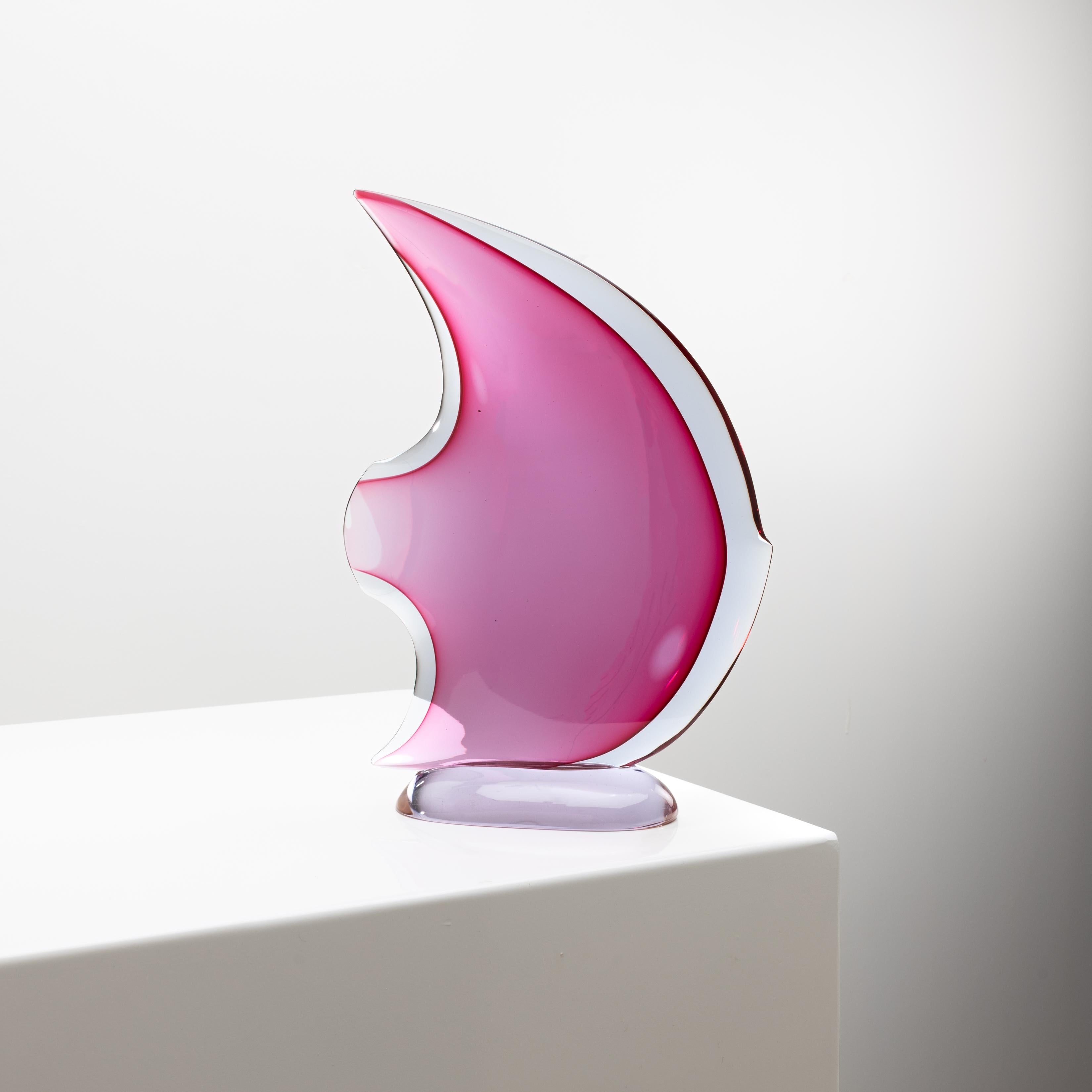 Sculpture en verre de Murano représentant un poisson stylisé par Mario Pinzoni, Seguso Vetri d'Arte (IT).
Dans le verre sommerso, le corps de couleur rubis est immergé dans une masse violette. (variante de couleur Rubino - Violetto).