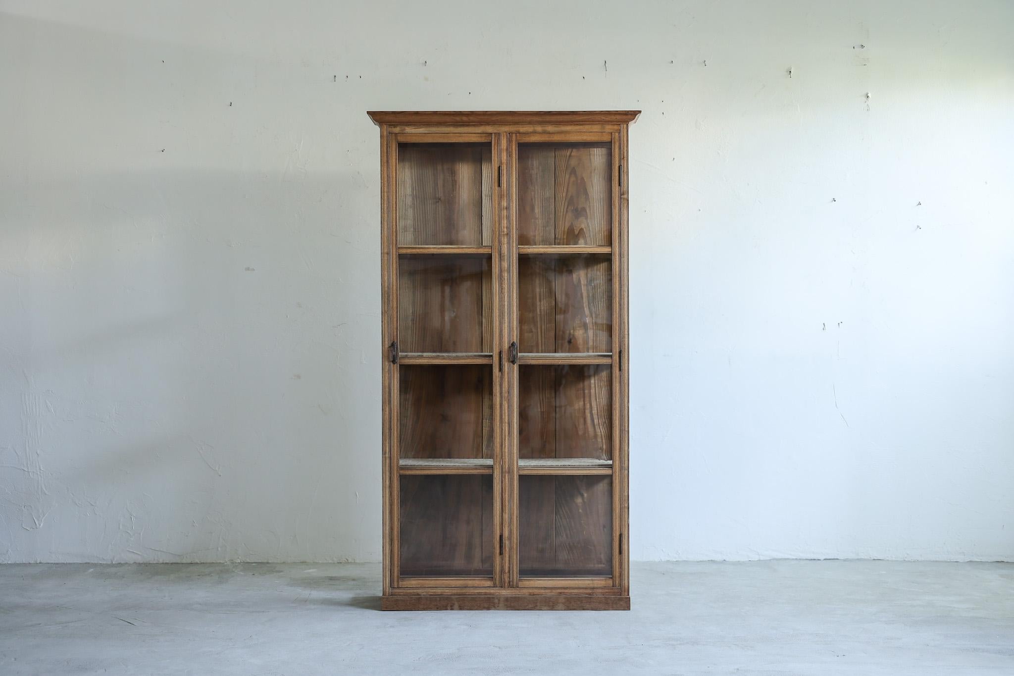 Wir haben eine besondere Vitrine fertiggestellt, die das Beste von ICCAs Handwerkskunst repräsentiert.

Das Hauptmaterial ist Kastanie, die eine schöne Maserung und eine lange Lebensdauer hat.
Es wurde in alle Einzelteile zerlegt, und jedes Teil